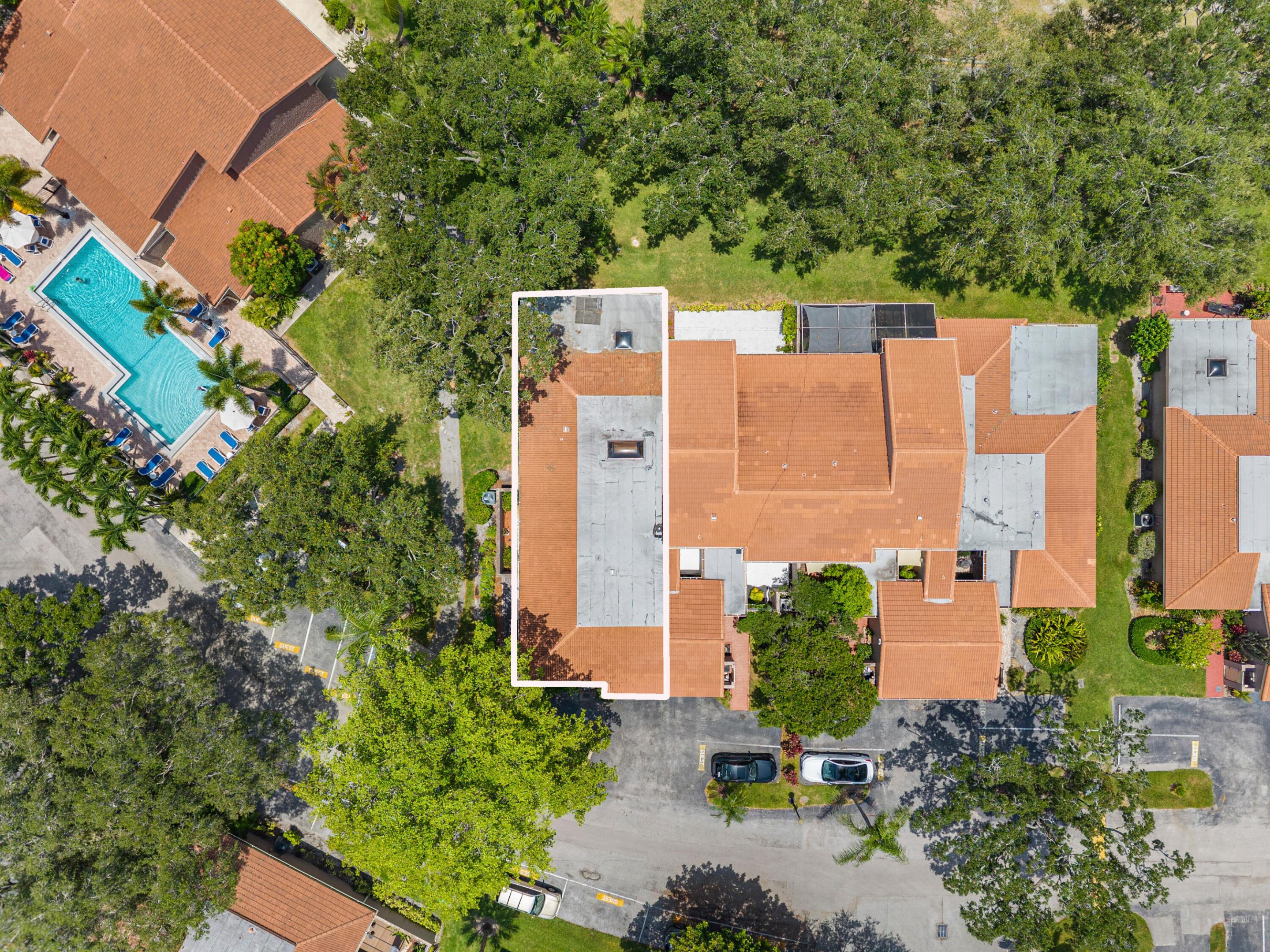 THE TOWNHOUSES OF EMERALD HILLS - Residential