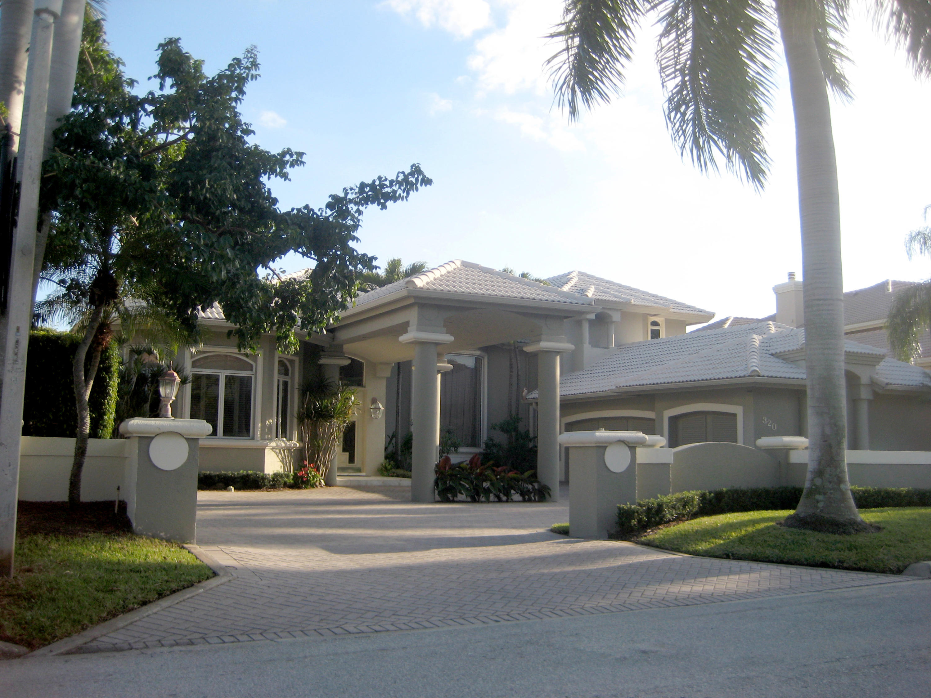 ROYAL PALM YACHT & COUNTRY CLUB - Residential