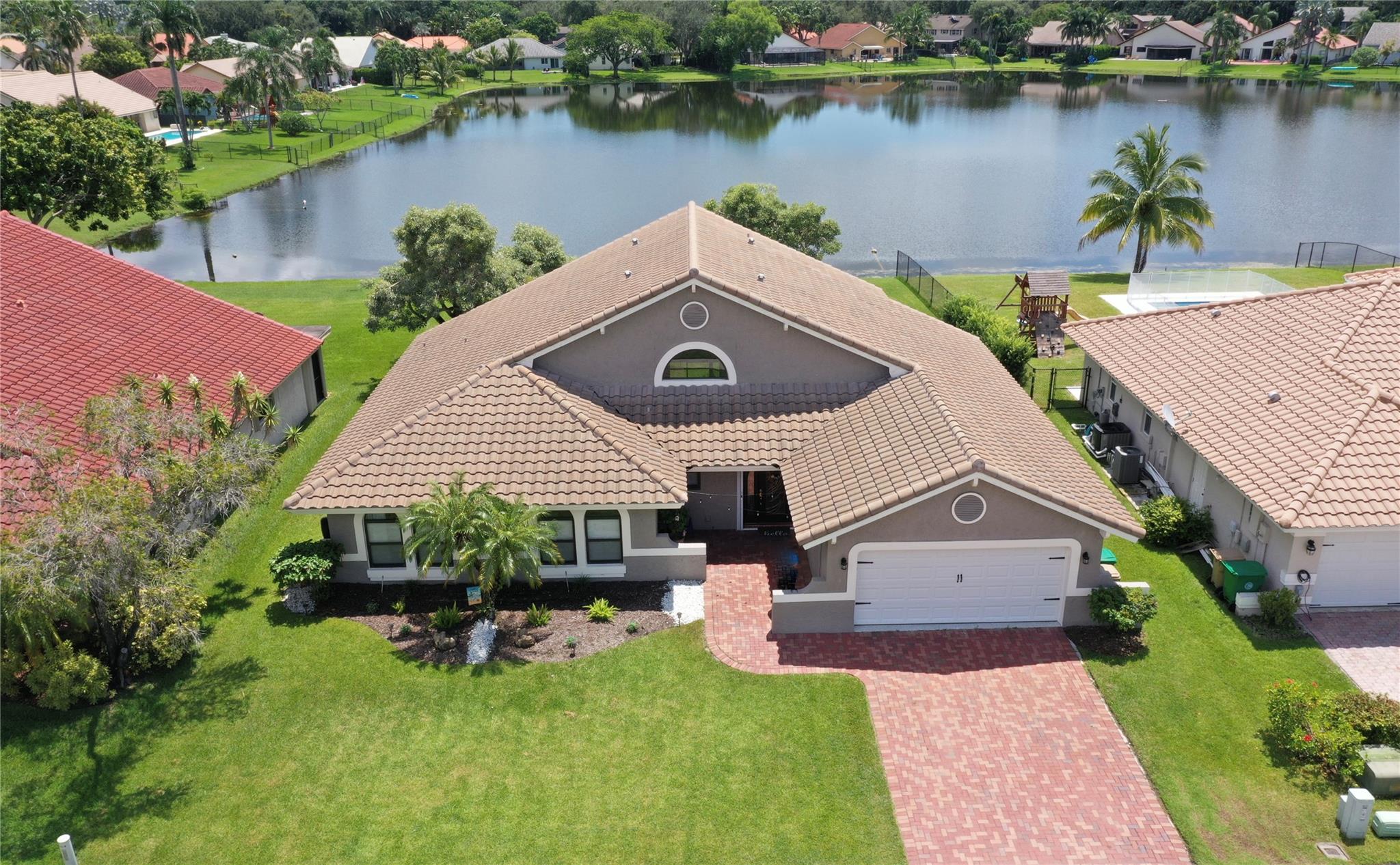 Stunning 3 bed, 2 bath home w/Den in the coveted Oak Knoll community of Pine Island Ridge. Home features; Granite counter tops, SS appliances, Vaulted ceilings, New roof (2020), New Impact windows, Sliders, Doors, Garage door (All 2020), New AC unit (2023), New tankless water heater (2022), Appliances less than 5 years new (excluding stove), tile & laminate floors throughout, new epoxy floor in garage (2022). Large 11k sq ft lot with incredible lake views from almost every room & screened patio. Pine Island Ridge includes access to Golf Course, Heated Pool, Jacuzzi, Tennis, Gym, Banquet Hall, 2 Restaurants, & is surrounded by the natural Ridge w/ preserve & multiple trails. A rated schools, 2 min to Publix, restaurants & shops. 2 min to 595, 20min to beaches. Stunning 3 bed, 2 bath home w/Den in the coveted Oak Knoll community of Pine Island Ridge. Home features; Granite counter tops, SS appliances, Vaulted ceilings, New roof (2020), New Impact windows, Sliders, Doors, Garage door (All 2020), New AC unit (2023), New tankless water heater (2022), Appliances less than 5 years new (excluding stove), tile & laminate floors throughout, plus new epoxy floor in garage (2022). Large 11k sq ft lot with incredible lake views from almost every room & screened patio. Pine Island Ridge includes access to Golf Course, Heated Pool, Jacuzzi, Tennis, Gym, Banquet Hall, 2 Restaurants, & is surrounded by the natural Ridge w/ preserve & multiple trails. A rated schools, 2 min to Publix, restaurants & shops. 2 min to 595, 20min to beaches.