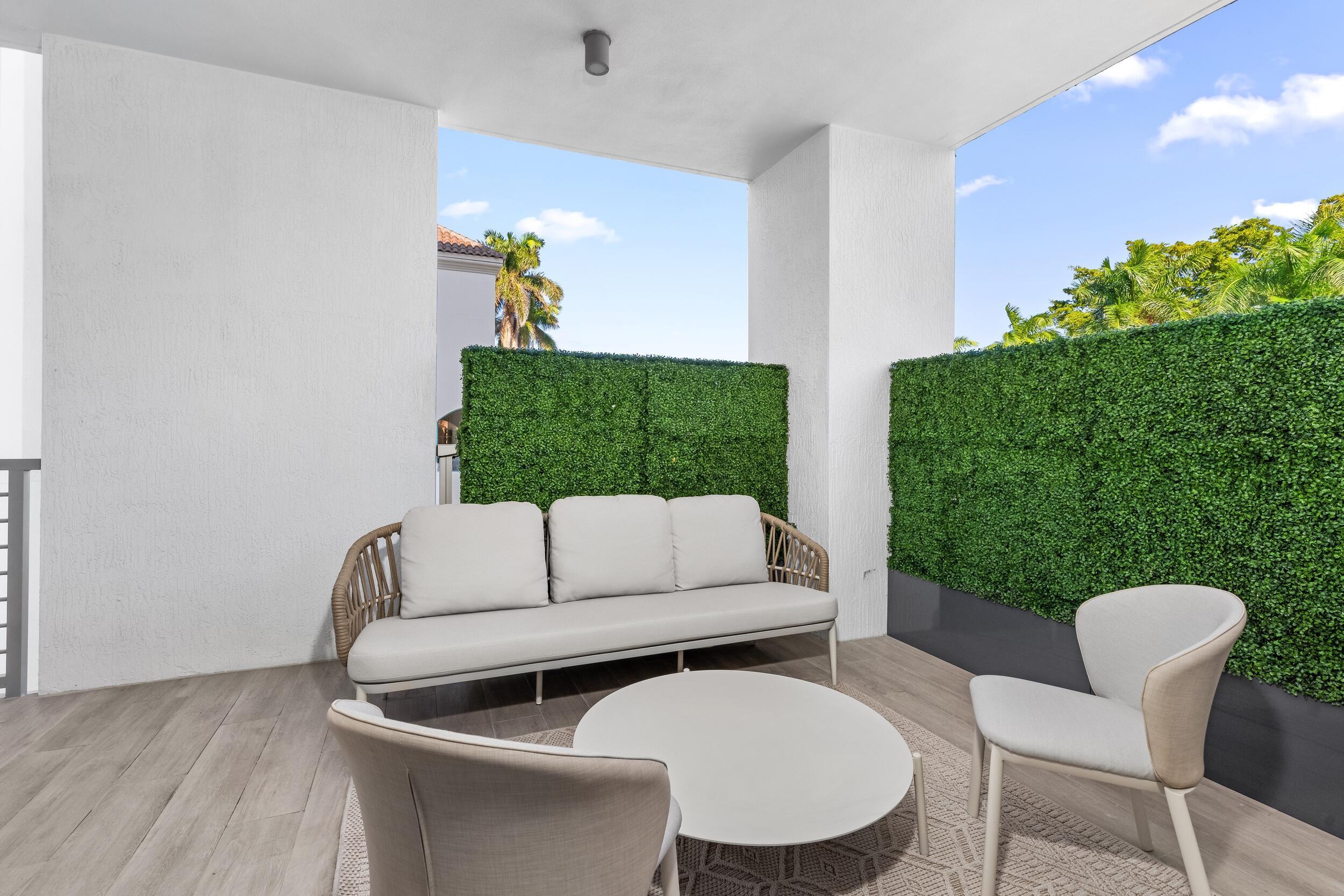 ROYAL PALM RESIDENCES - Residential
