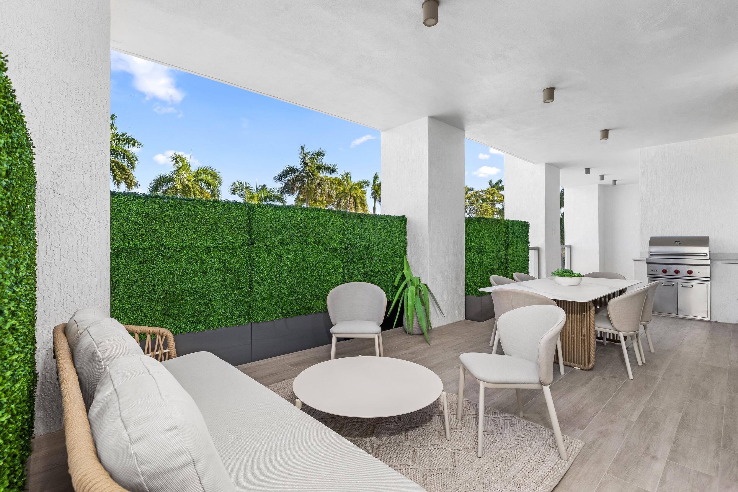 ROYAL PALM RESIDENCES - Residential
