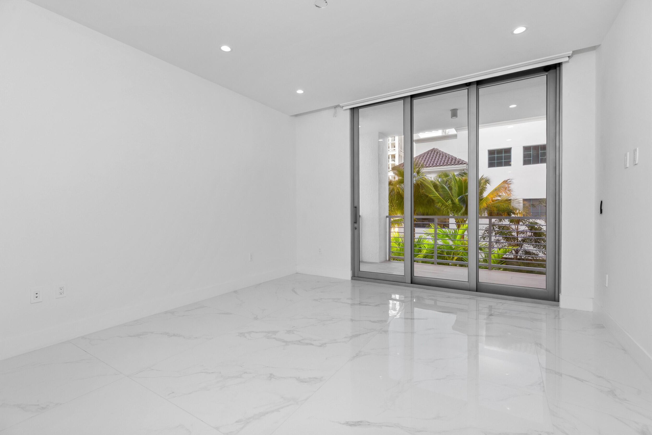 ROYAL PALM RESIDENCES - Residential