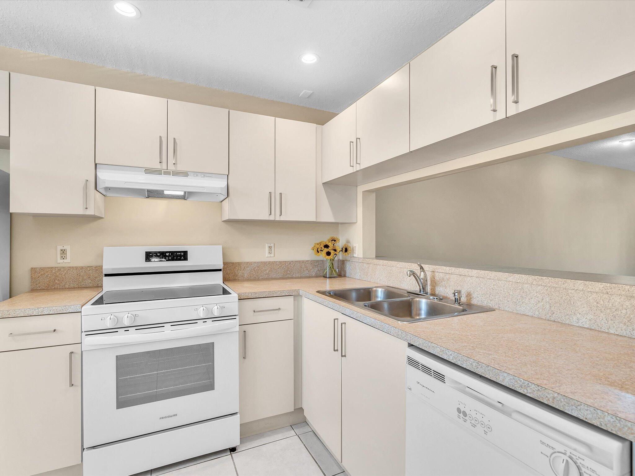 YORKVILLE - Residential Lease