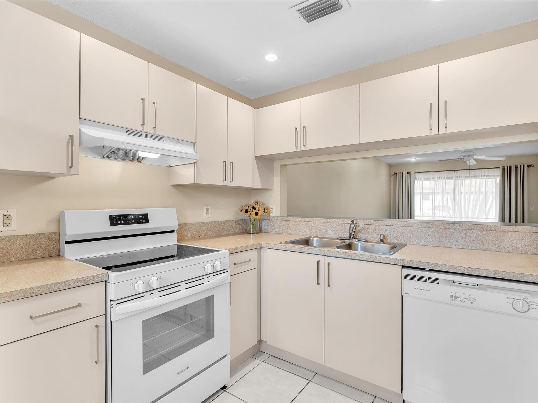 YORKVILLE - Residential Lease