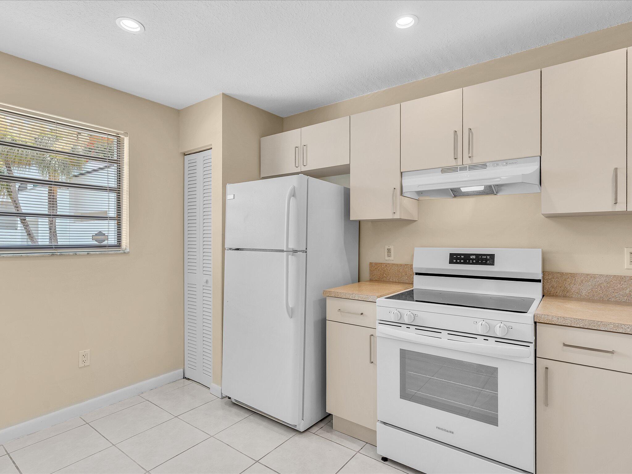 YORKVILLE - Residential Lease