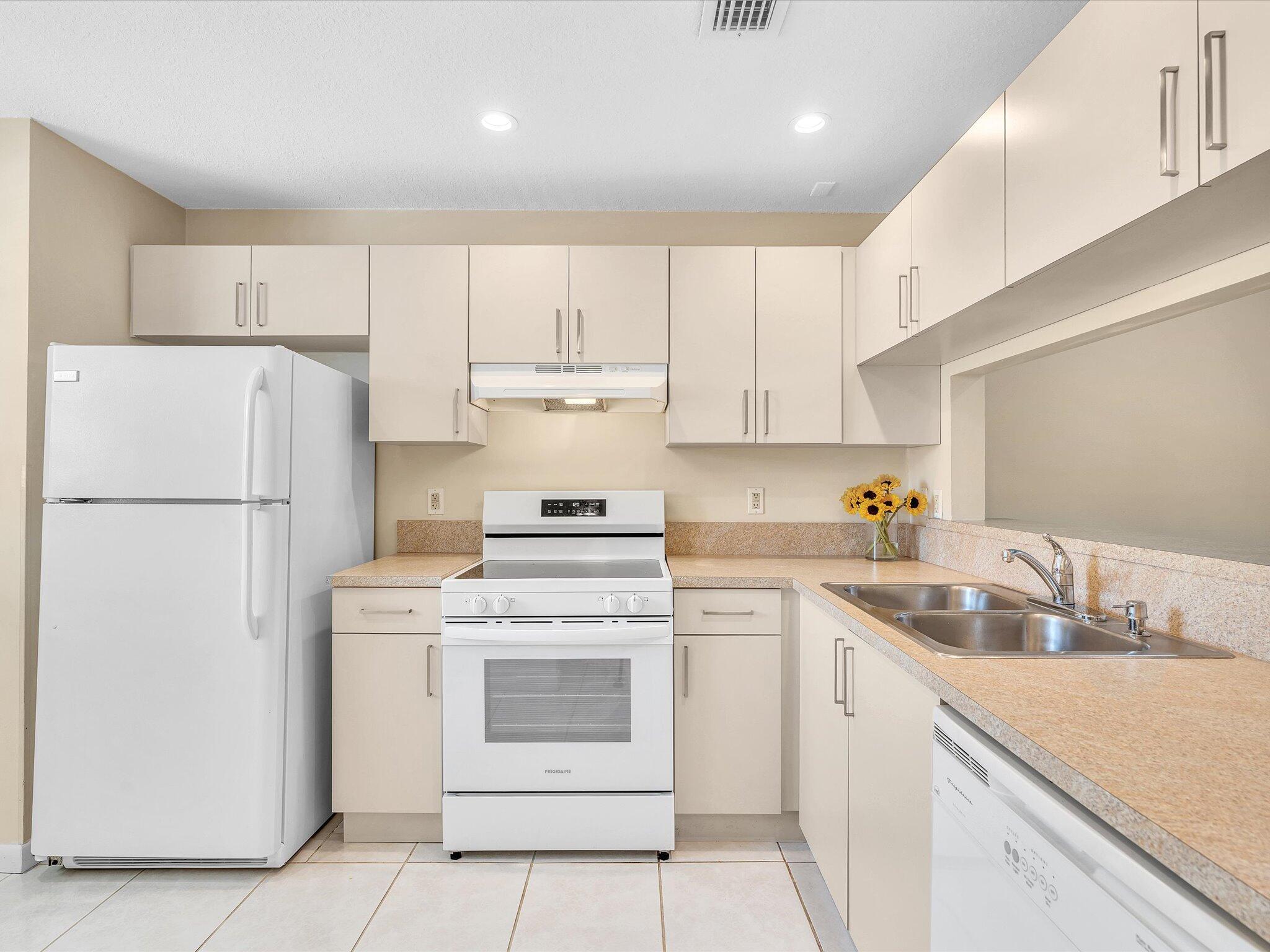YORKVILLE - Residential Lease