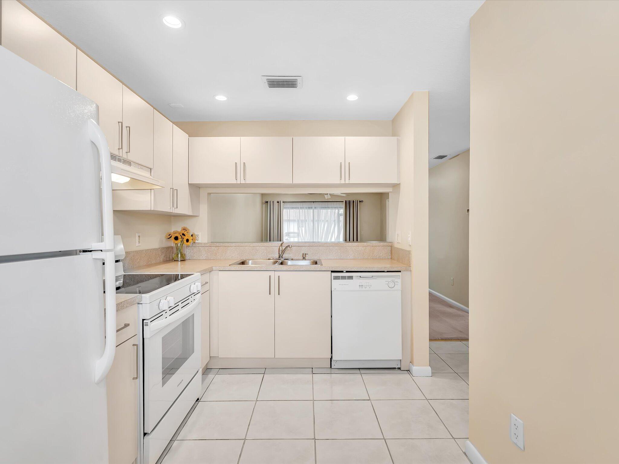 YORKVILLE - Residential Lease