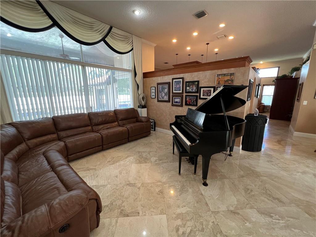 Kensington 146-39 B - Residential