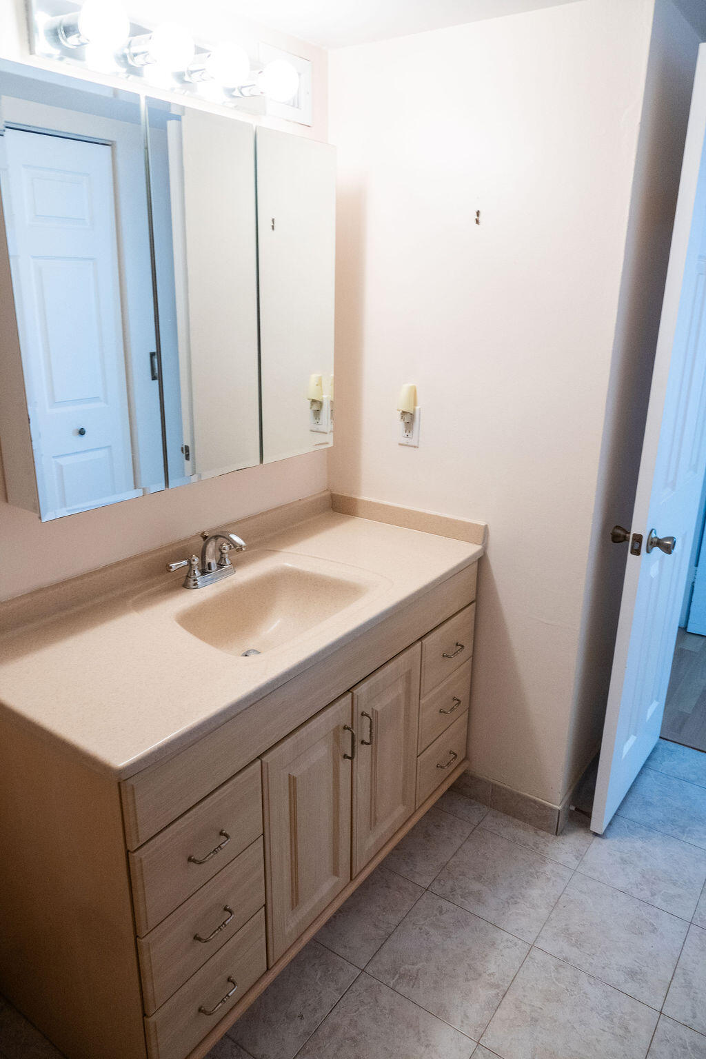 200 LESLIE CONDO - Residential