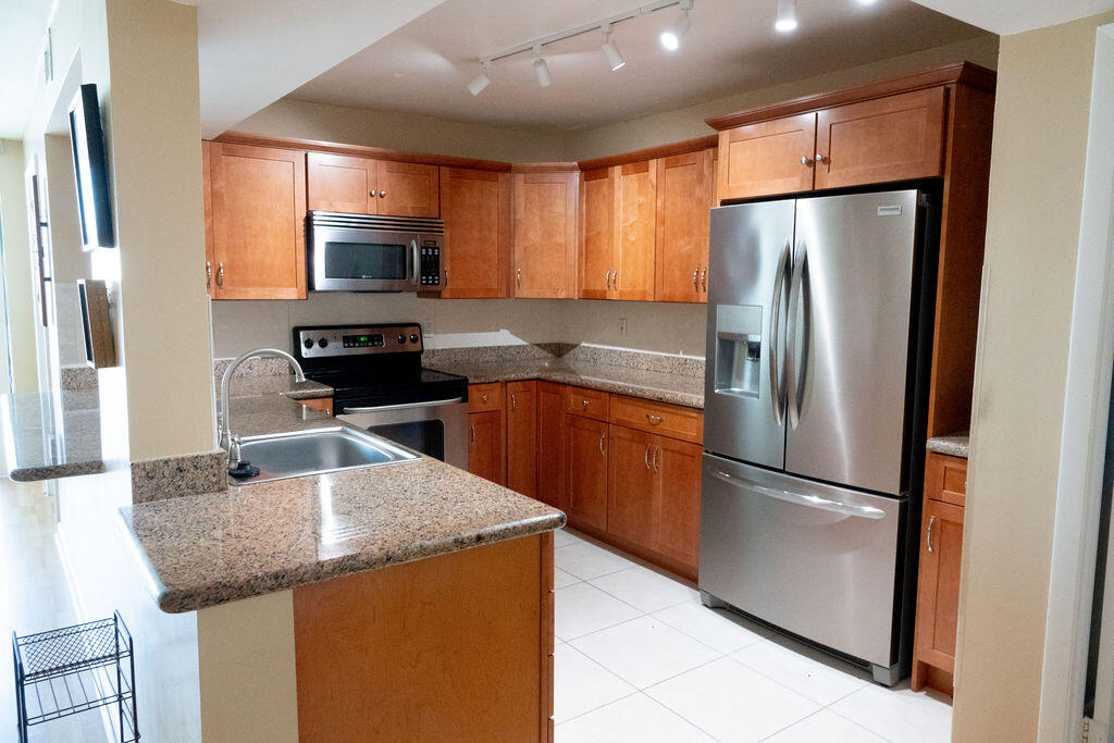 200 LESLIE CONDO - Residential