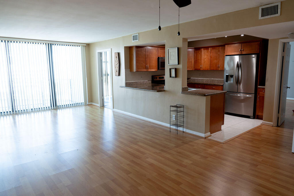200 LESLIE CONDO - Residential