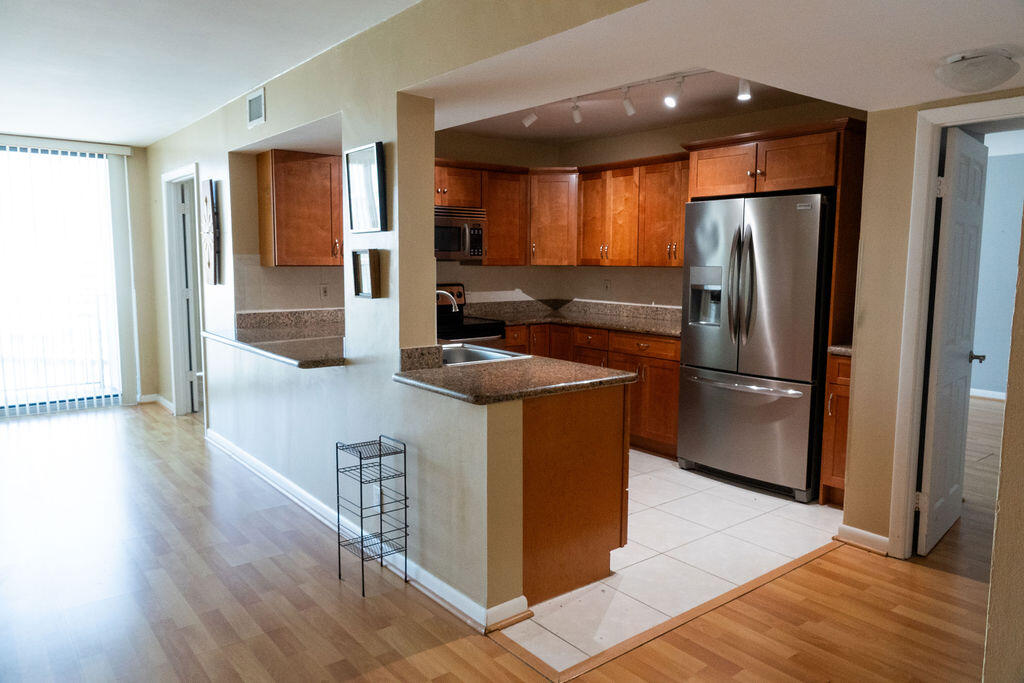 200 LESLIE CONDO - Residential