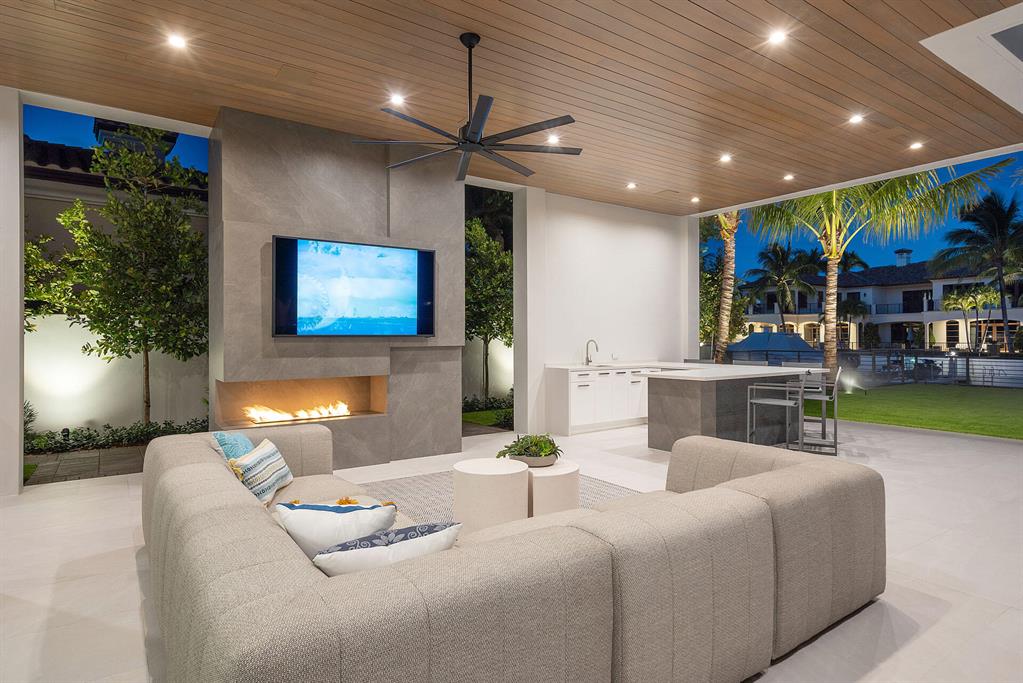 ROYAL PALM YACHT & COUNTRY CLUB - Residential
