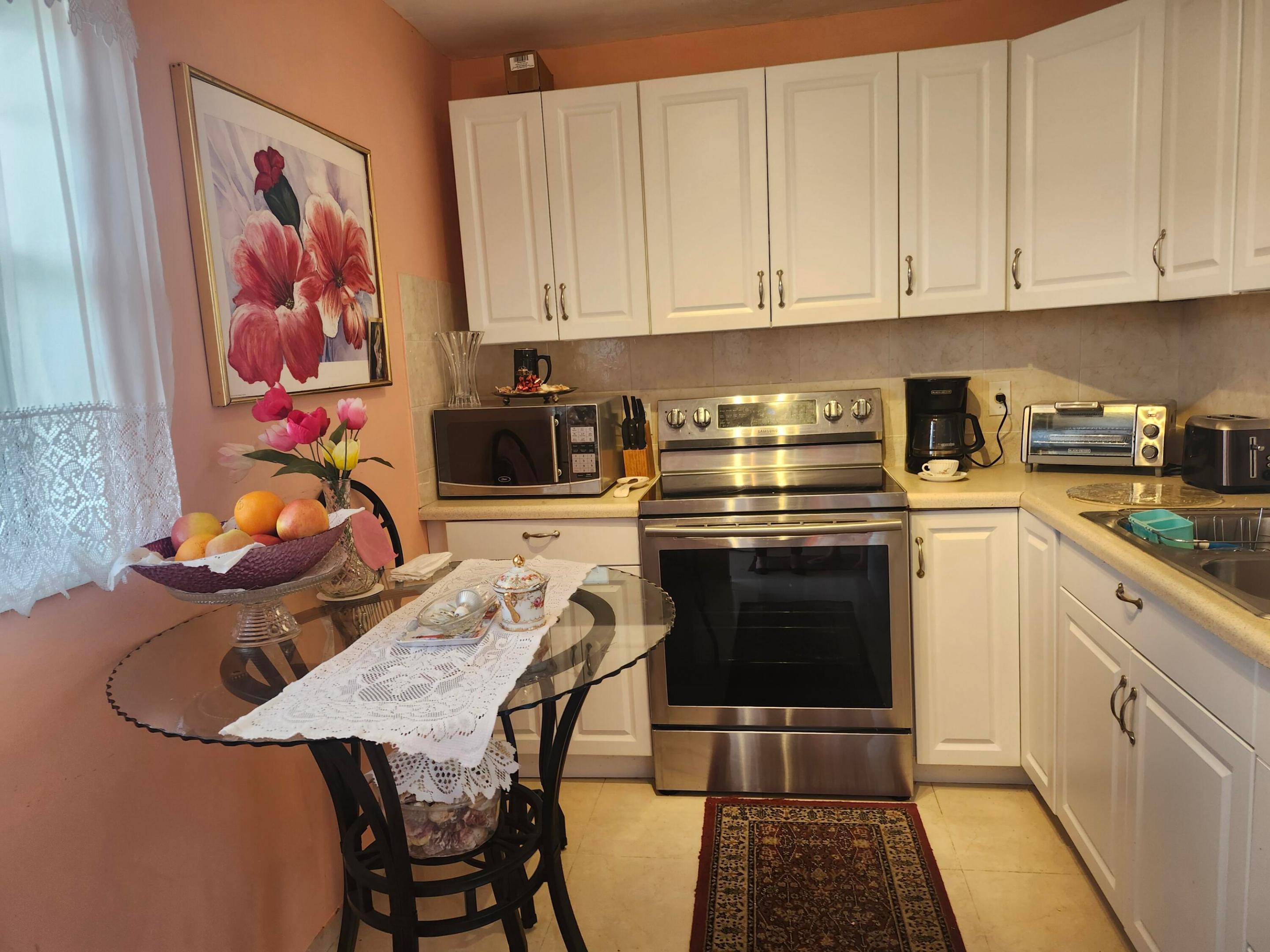 VILLAGE ROYALE ON THE GREEN CONDO - Residential Lease