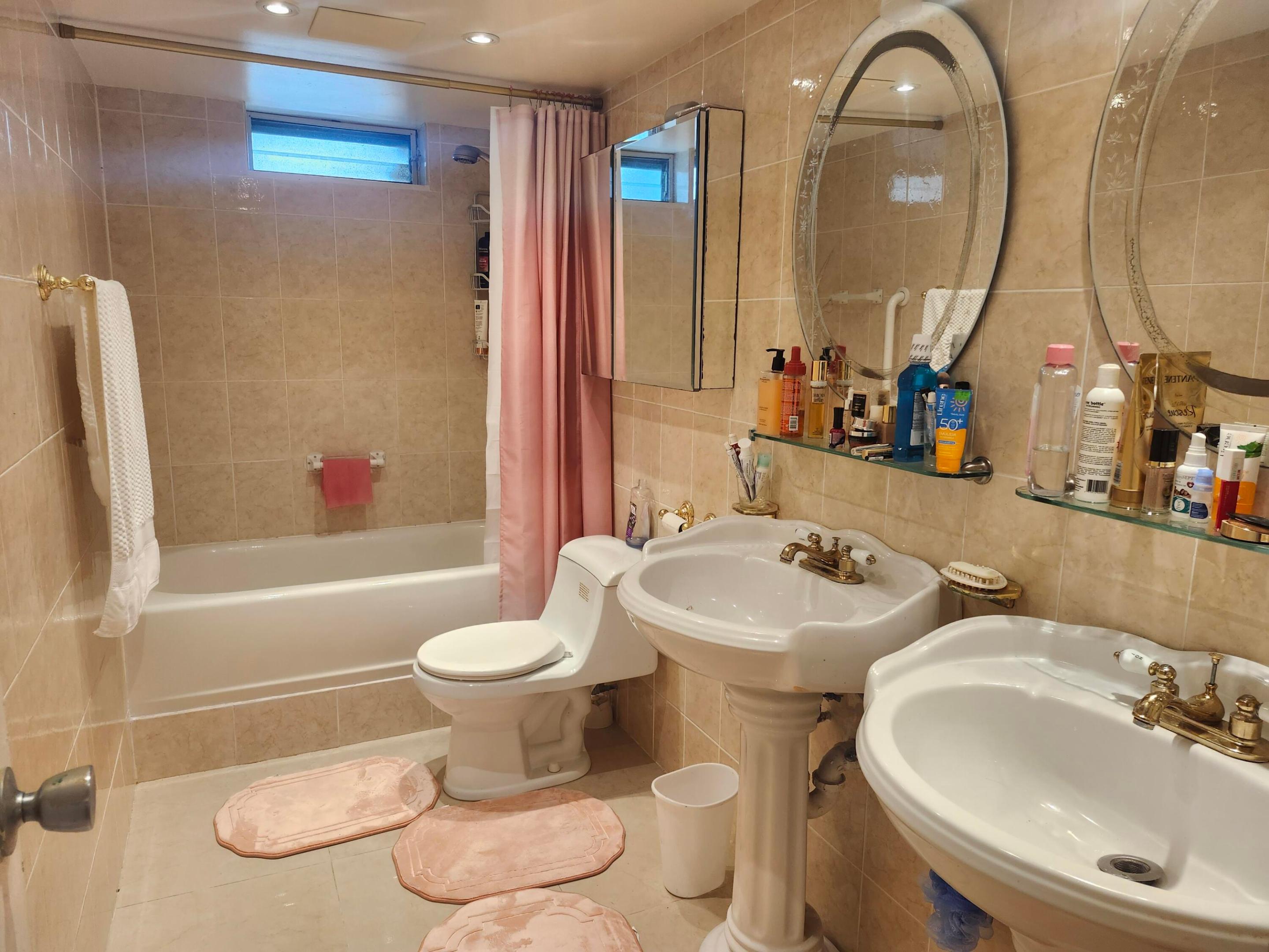 VILLAGE ROYALE ON THE GREEN CONDO - Residential Lease
