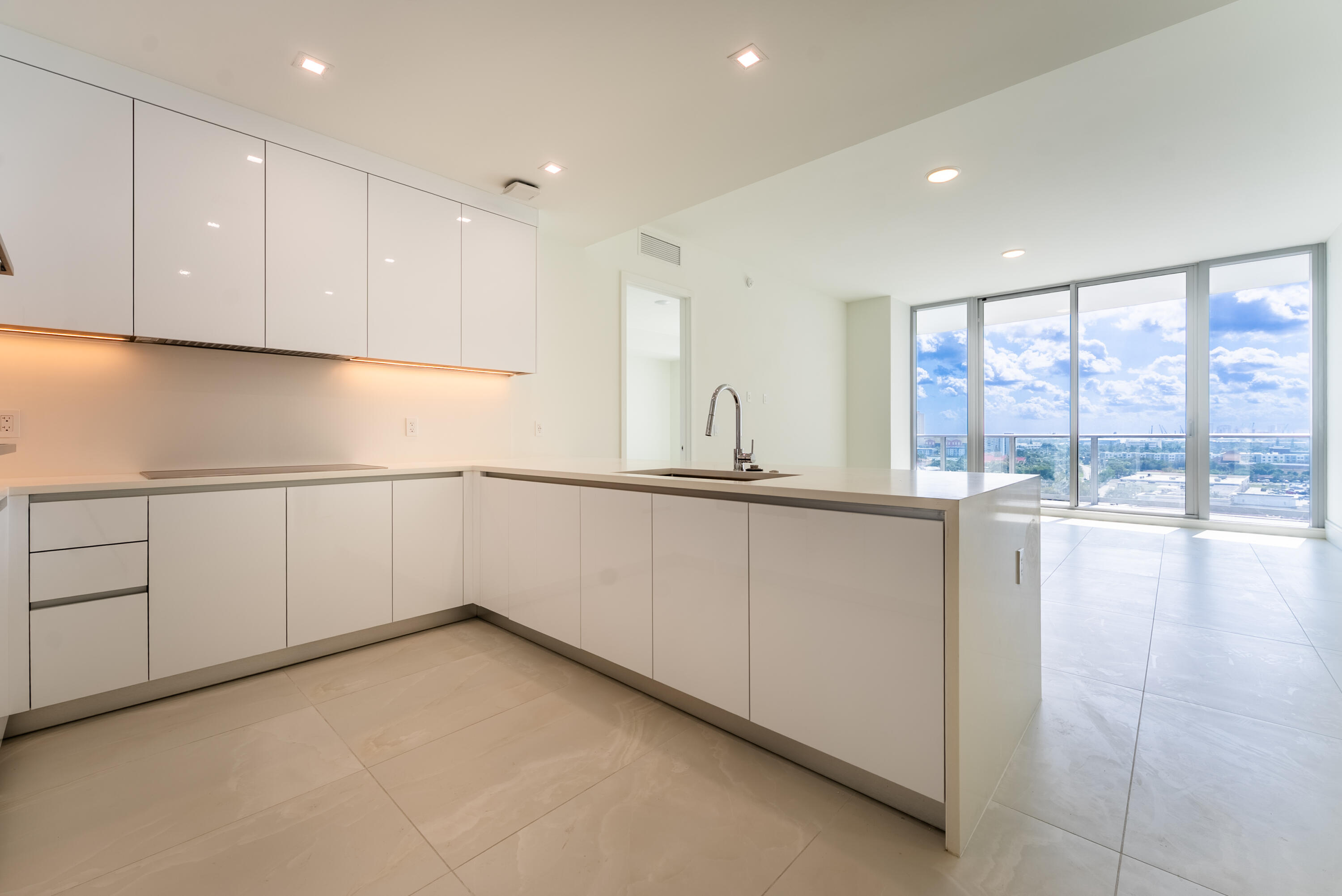 NAUTILUS 220 CONDOMINIUM - Residential