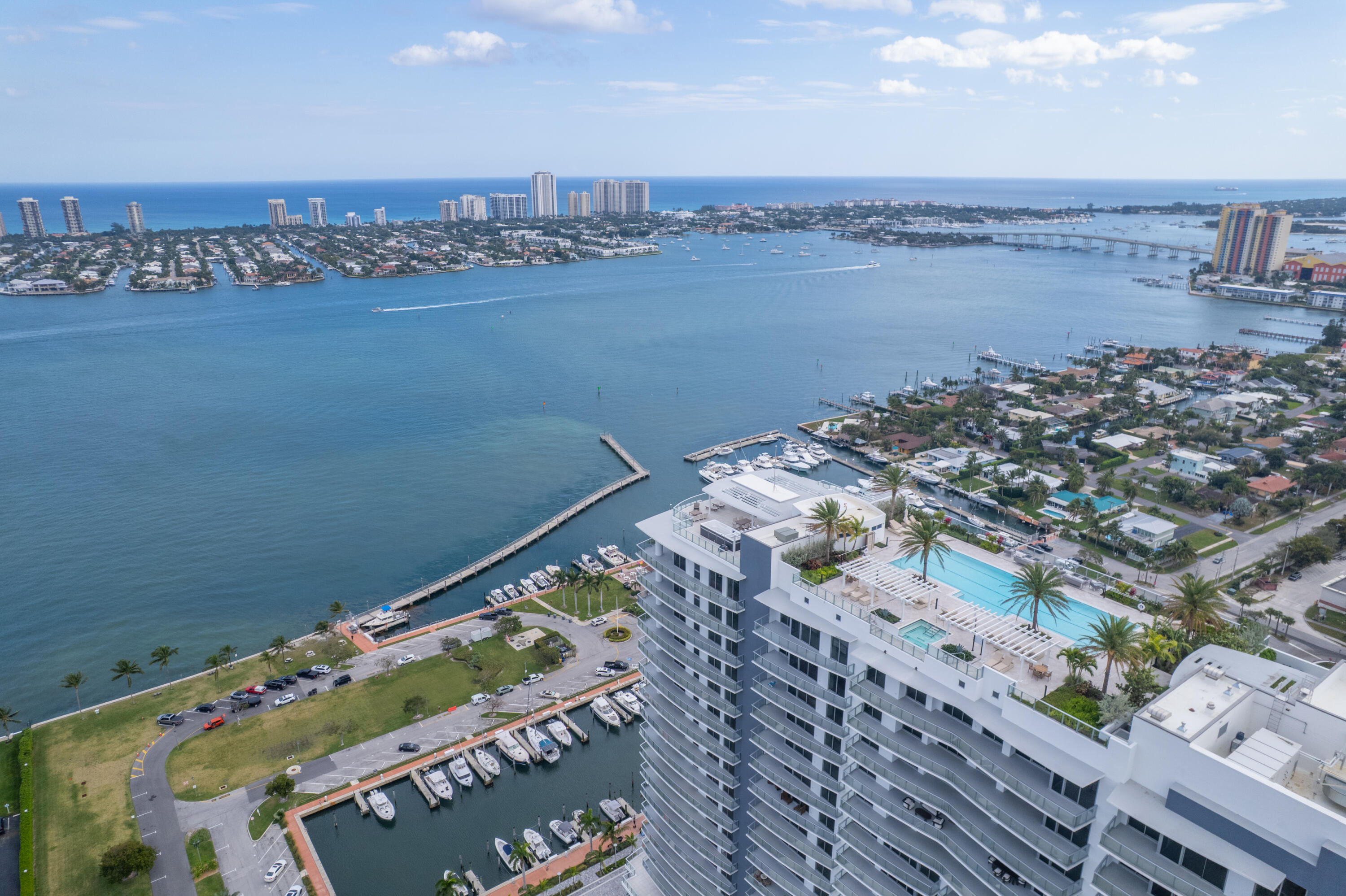 NAUTILUS 220 CONDOMINIUM - Residential