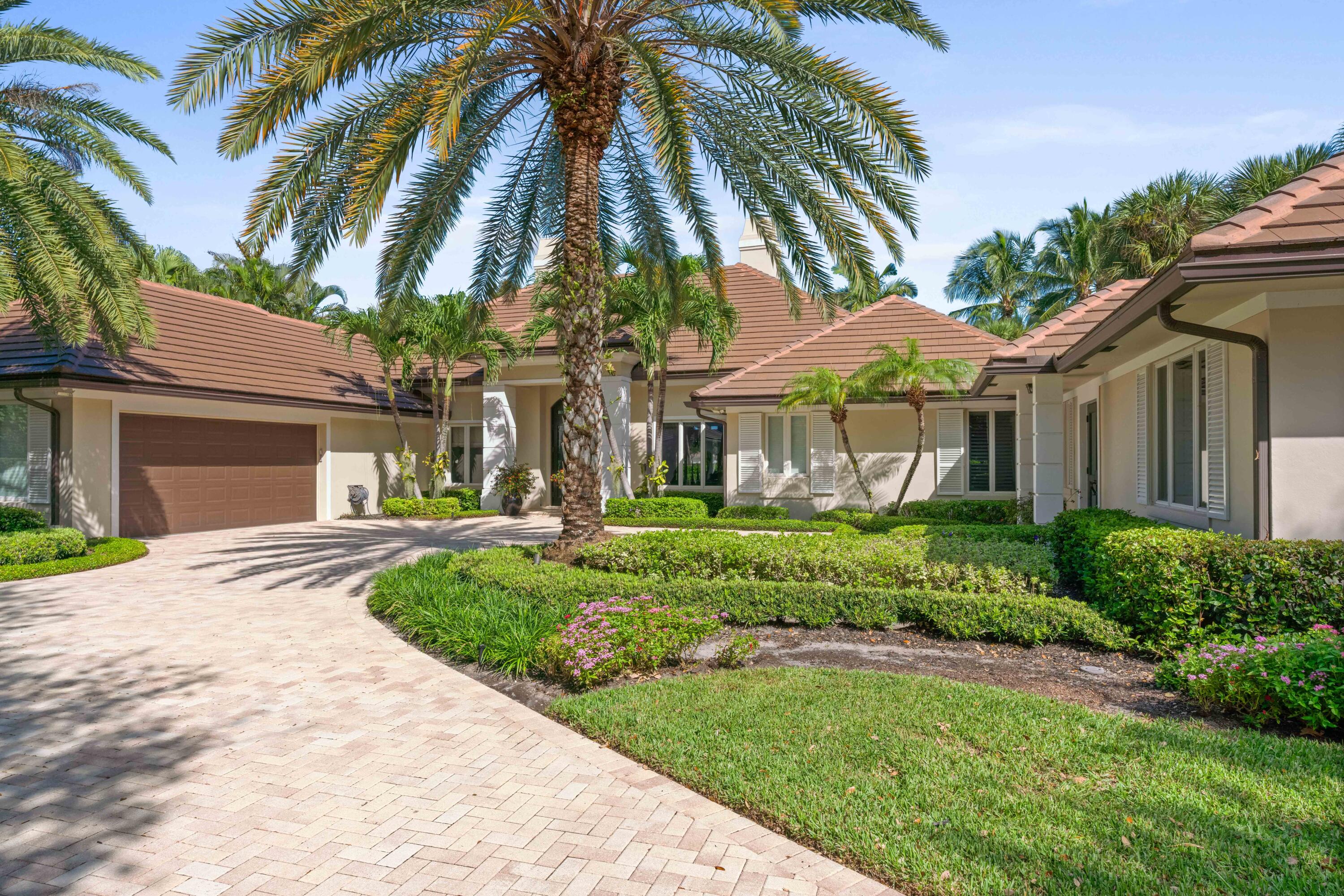 Sophisticated contemporary renovated home on more than one half acre, spacious backyard with lush landscaping, 30' pool, and serene golf views. Open, graceful floor plan –perfect for entertaining. The 15' ceilings with floor to ceiling windows brings the outdoors in. Chef's kitchen renovated 2022, features brand new chiseled marble backsplash, 6 burner Wolf gas range, new Sub Zero with glass doors, Bosch dishwasher, white carved sink, large quartzite island with seating, butlers pantry with storage for 100+ wine bottles, custom cabinets, custom built stainless hood, stainless steel bar top and backsplash. Private-entrance guest wing with 2 large bedrooms, (ensuite) baths and breakfast bar. Spacious master suite is surrounded by golf and pool views with his and her walk-in closets... Italian porcelain flooring. Large designer master bath with free standing tub and his and her toilet rooms. Private office with built-ins, custom cabinetry throughout, coquina stone floors, impact windows, electric fireplace, full house generator and 3 year old roof.

Required golf membership purchase conveys all the first class amenities of Admirals Cove including two spectacular clubhouses, 45 holes of golf, 5 restaurants, 58 slip marina with floating docks, Yacht Club, 10 har tru tennis courts, 8 pickleball courts, state of the art fitness and wellness center with Technogym machines, 21,000 sq ft brand new spa & salon, 30 room Boutique Hotel for members and their guests, brand new Golf Learning Center, Covesters kids club and Platinum service.
