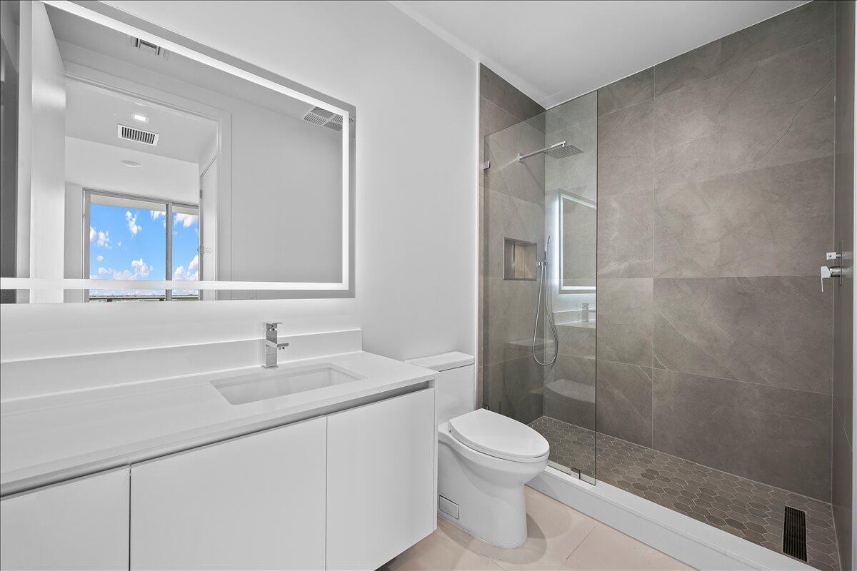 NAUTILUS 220 CONDOMINIUM - Residential