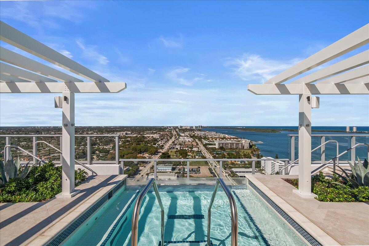 NAUTILUS 220 CONDOMINIUM - Residential
