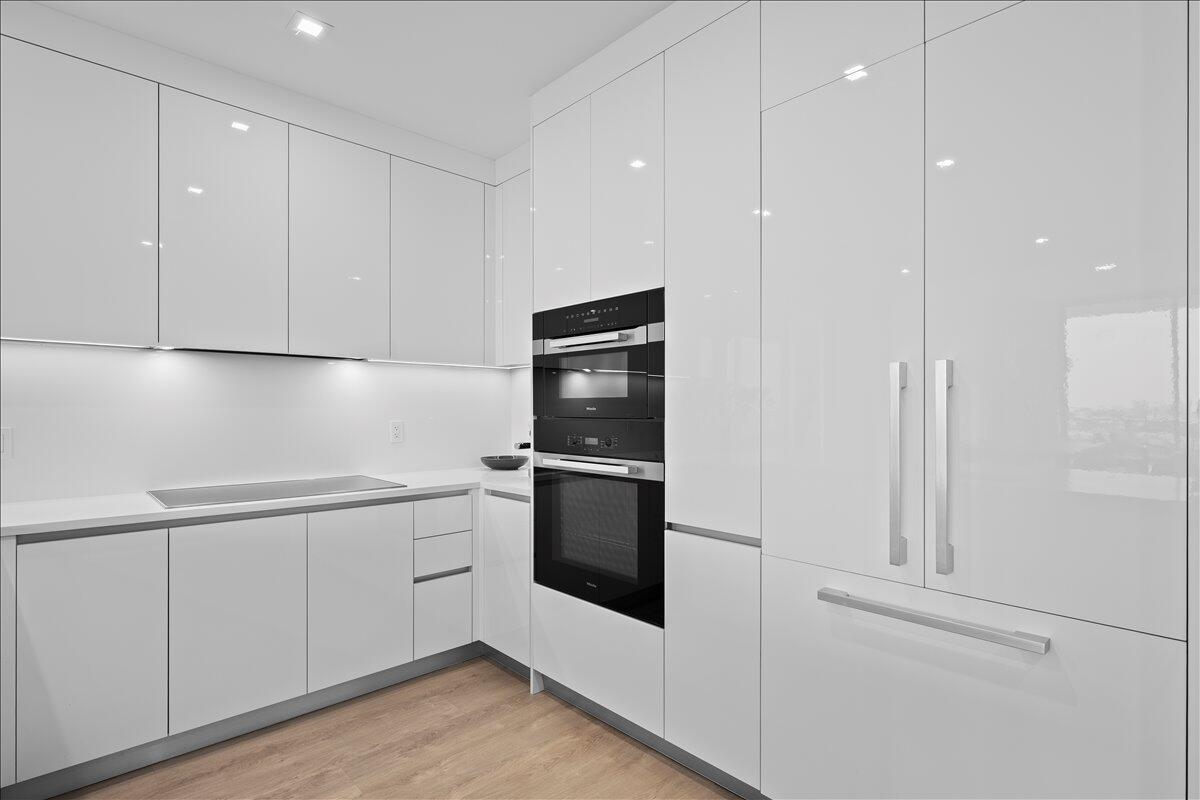 NAUTILUS 220 CONDOMINIUM - Residential