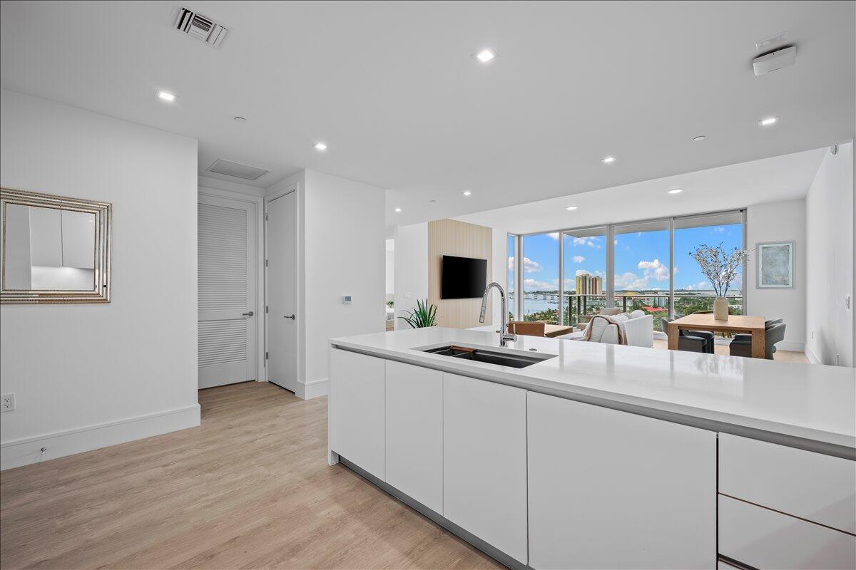 NAUTILUS 220 CONDOMINIUM - Residential