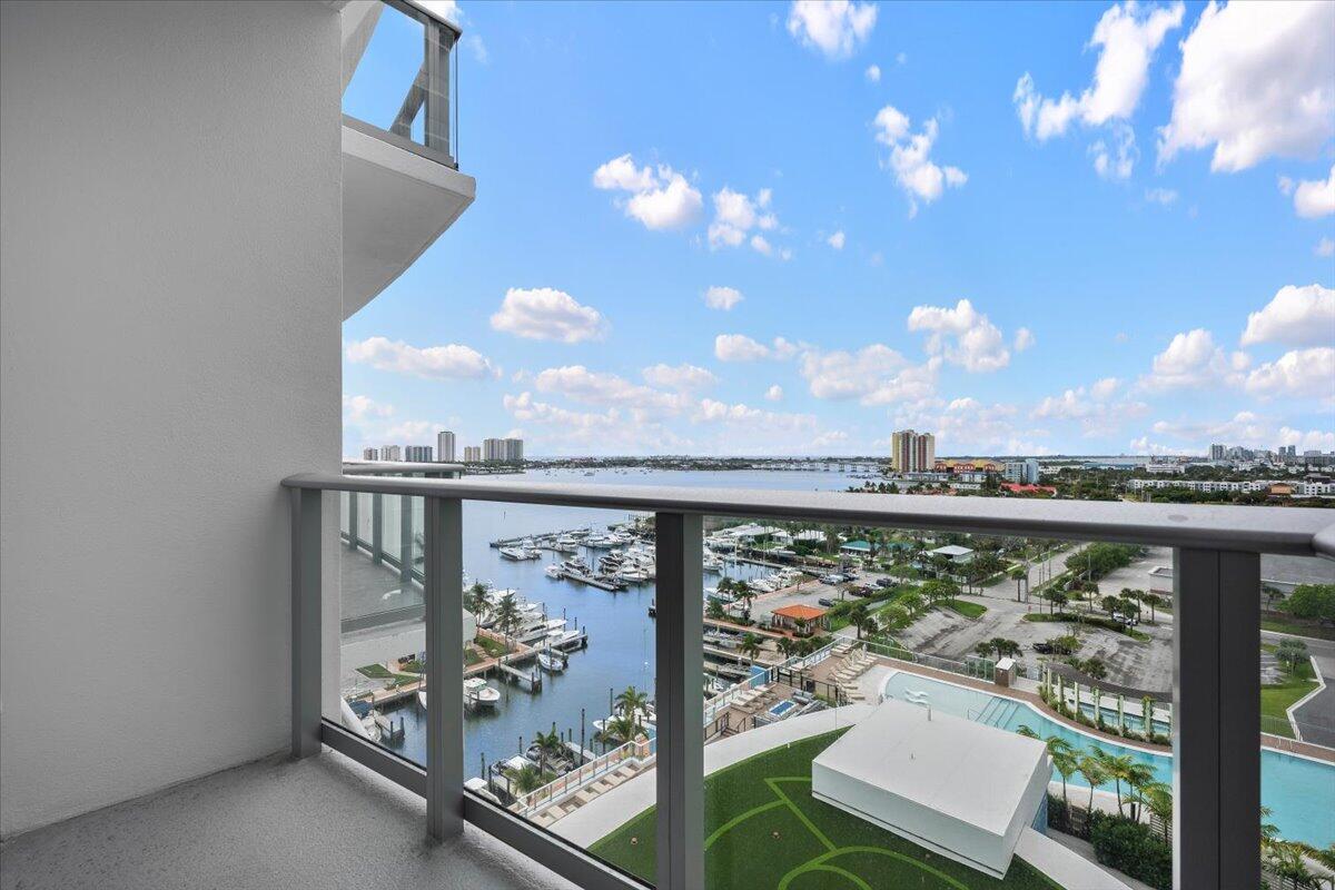 NAUTILUS 220 CONDOMINIUM - Residential