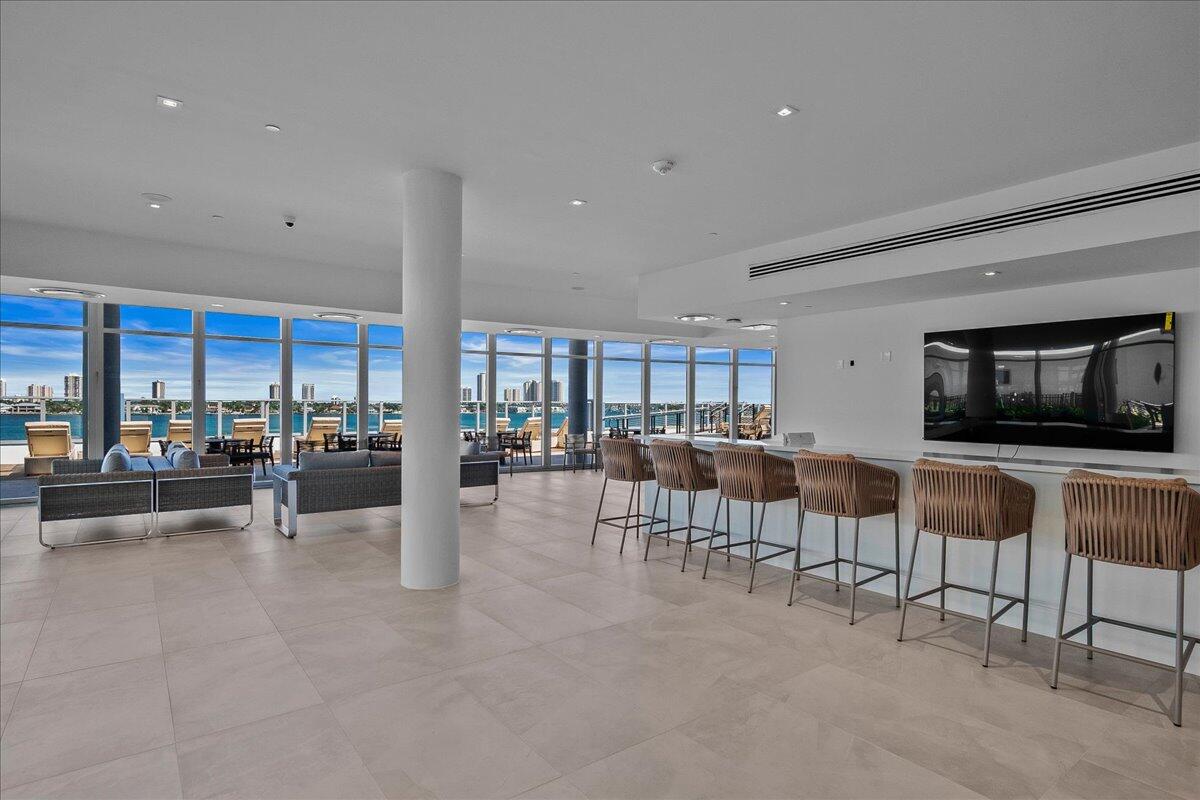 NAUTILUS 220 CONDOMINIUM - Residential