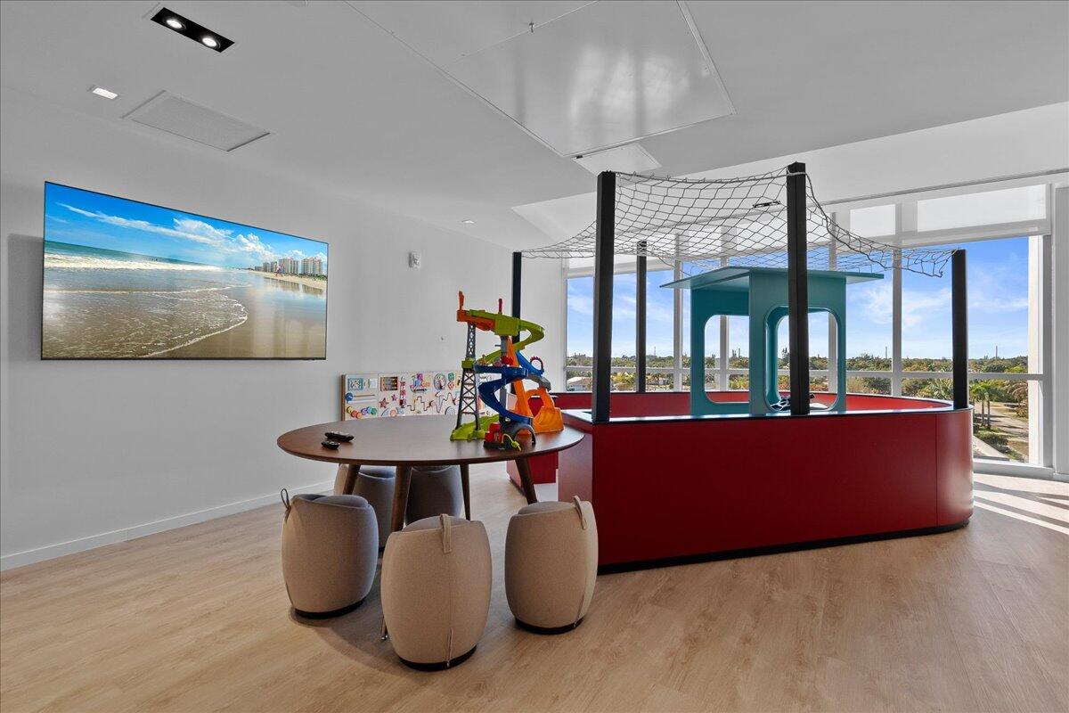 NAUTILUS 220 CONDOMINIUM - Residential