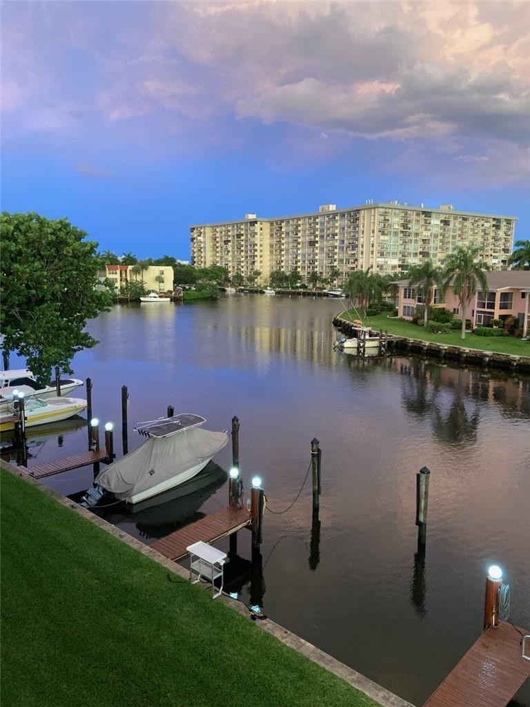 ABSOLUELY THE FINEST BOATING COMPLEX AS WELL AS LUXURIOUSLY RENOVATED UNIT WITH ROOF TOP SUN DECK.  ALL AMENITIES OFFERED.