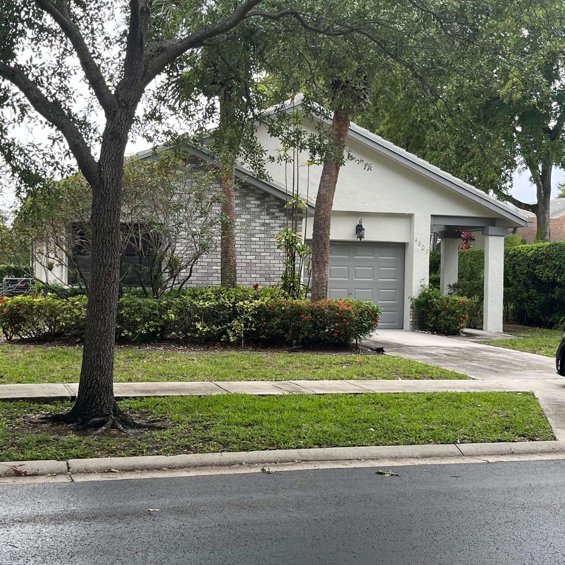 55+ COMMUNITY, HOA REQUIERES 20% DOWN PAYMENT.  GREAT COMMUNITY TREE LINED STREETS, NICE CLUBHOUSE WITH AMENITIES AND POOL. FRIENDLY COMMUNITY, LOW HOA