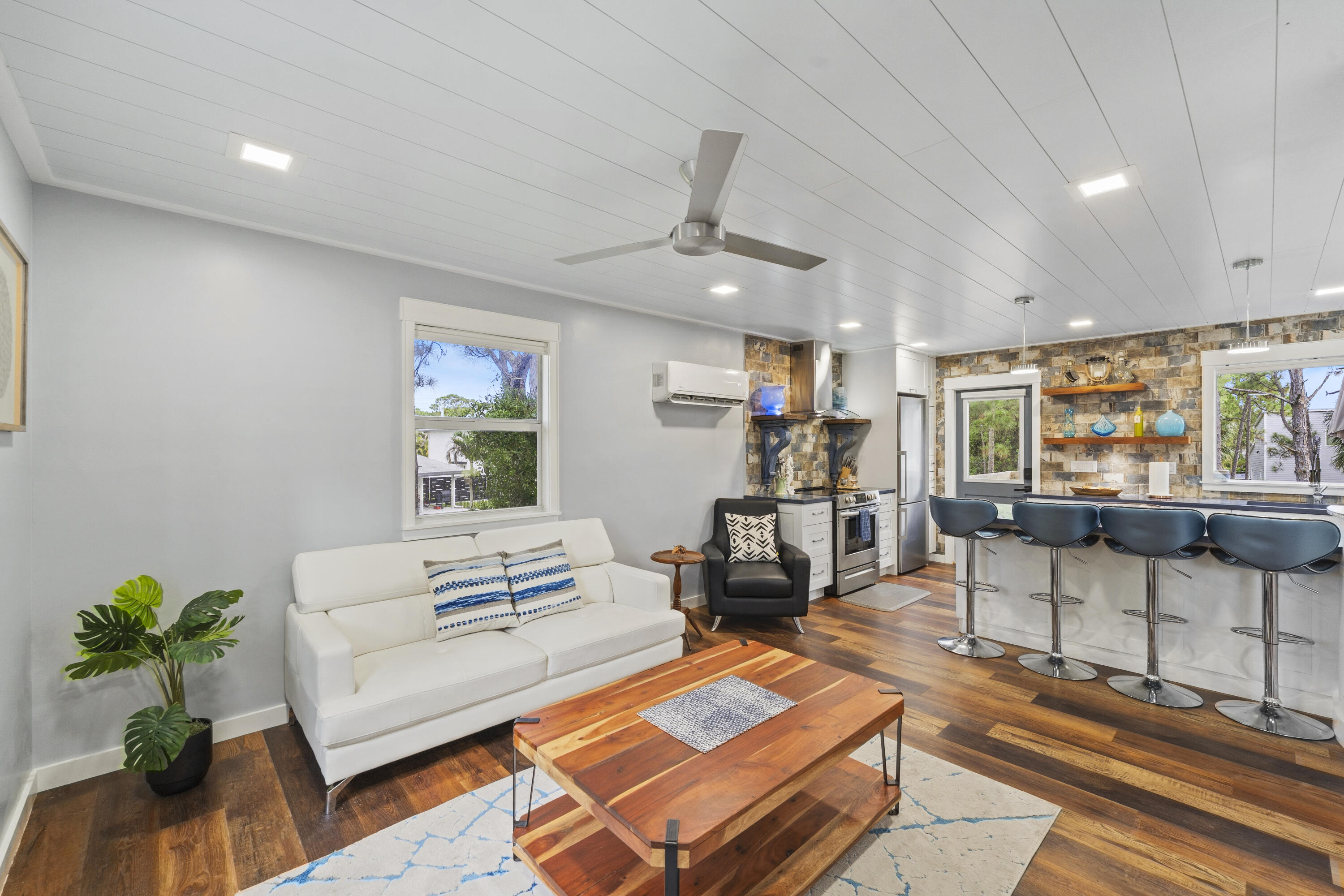 PALM BEACH COUNTRY ESTATES - Residential