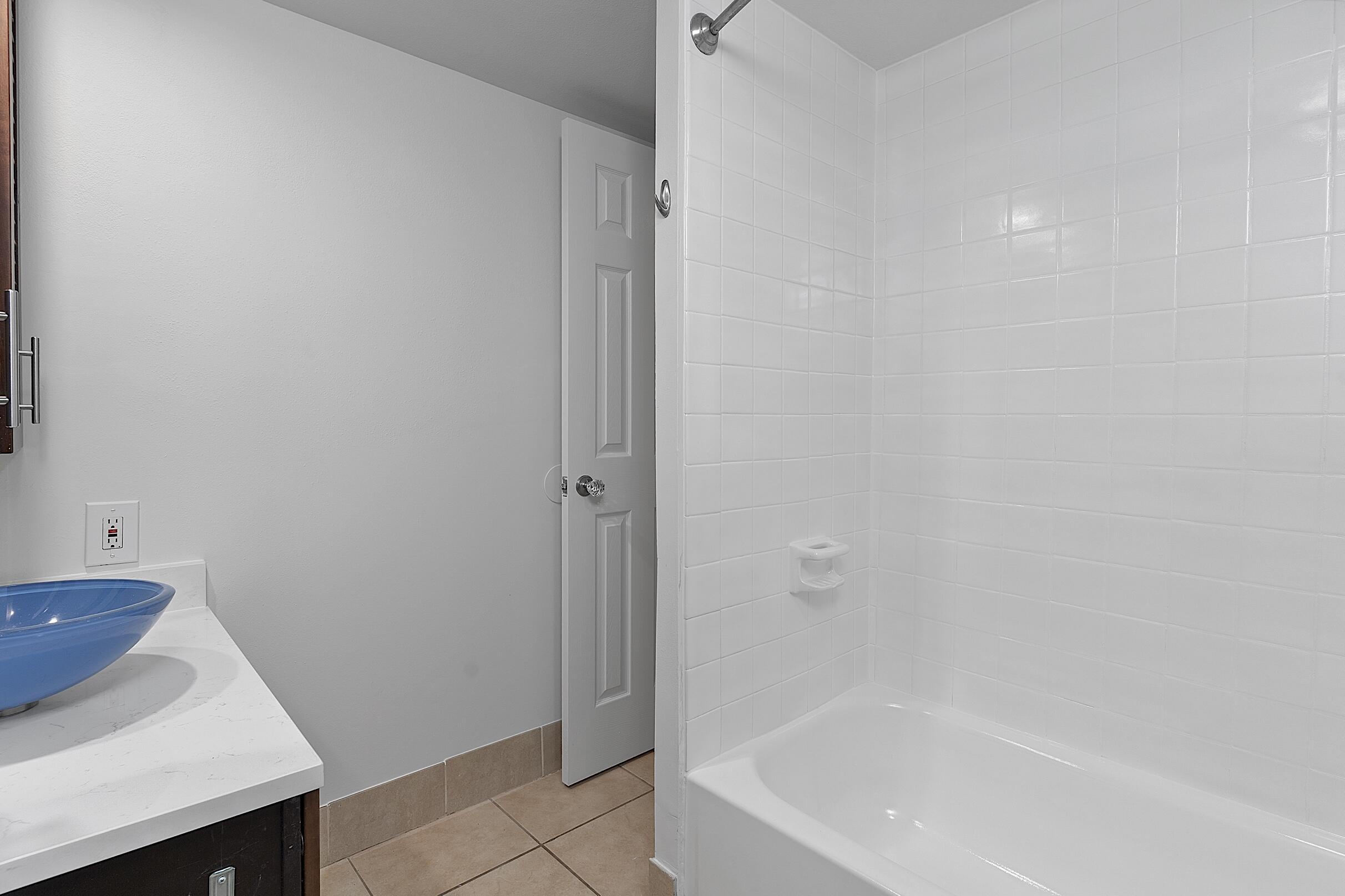 LORI-LYNN CONDO - Residential