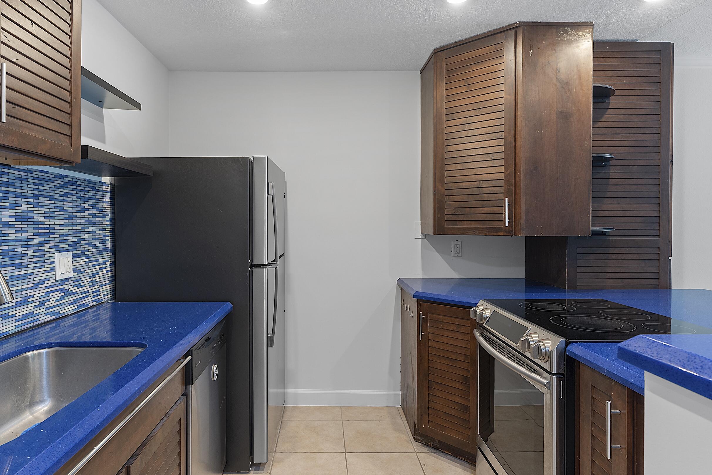 LORI-LYNN CONDO - Residential