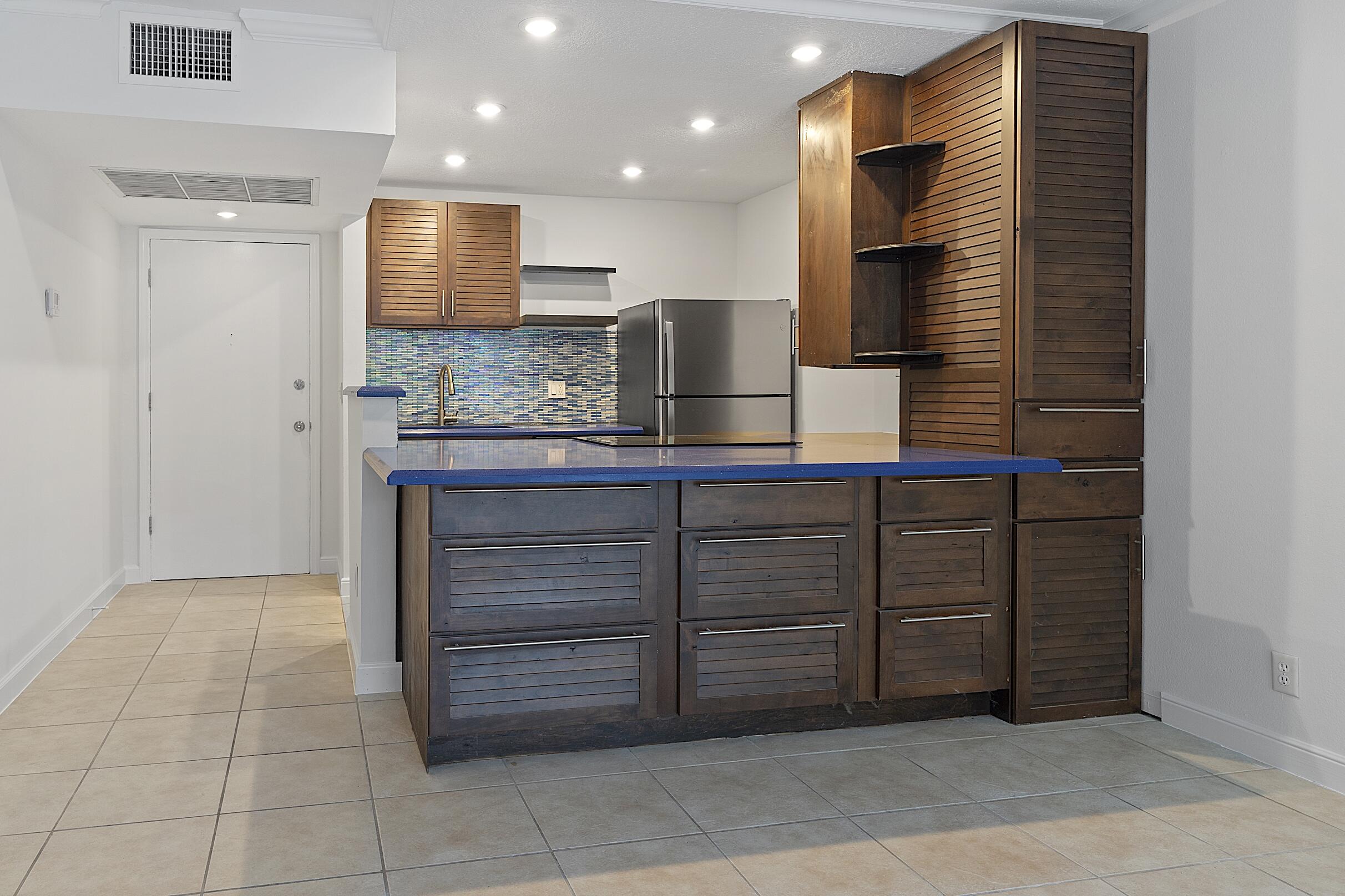LORI-LYNN CONDO - Residential