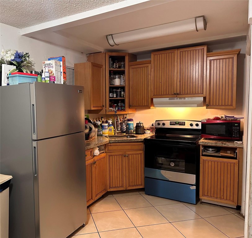 Great location. beautiful corner unit 2/1 in a well maintained building near downtown Hollywood.Currently rented for $2000 with a lease ending on 5/31/2024 to a long time good renter. Condo located near restaurants, shops, major roads and Hollywood beach.Easy to show, call listing broker. 25% down for conventional loan.