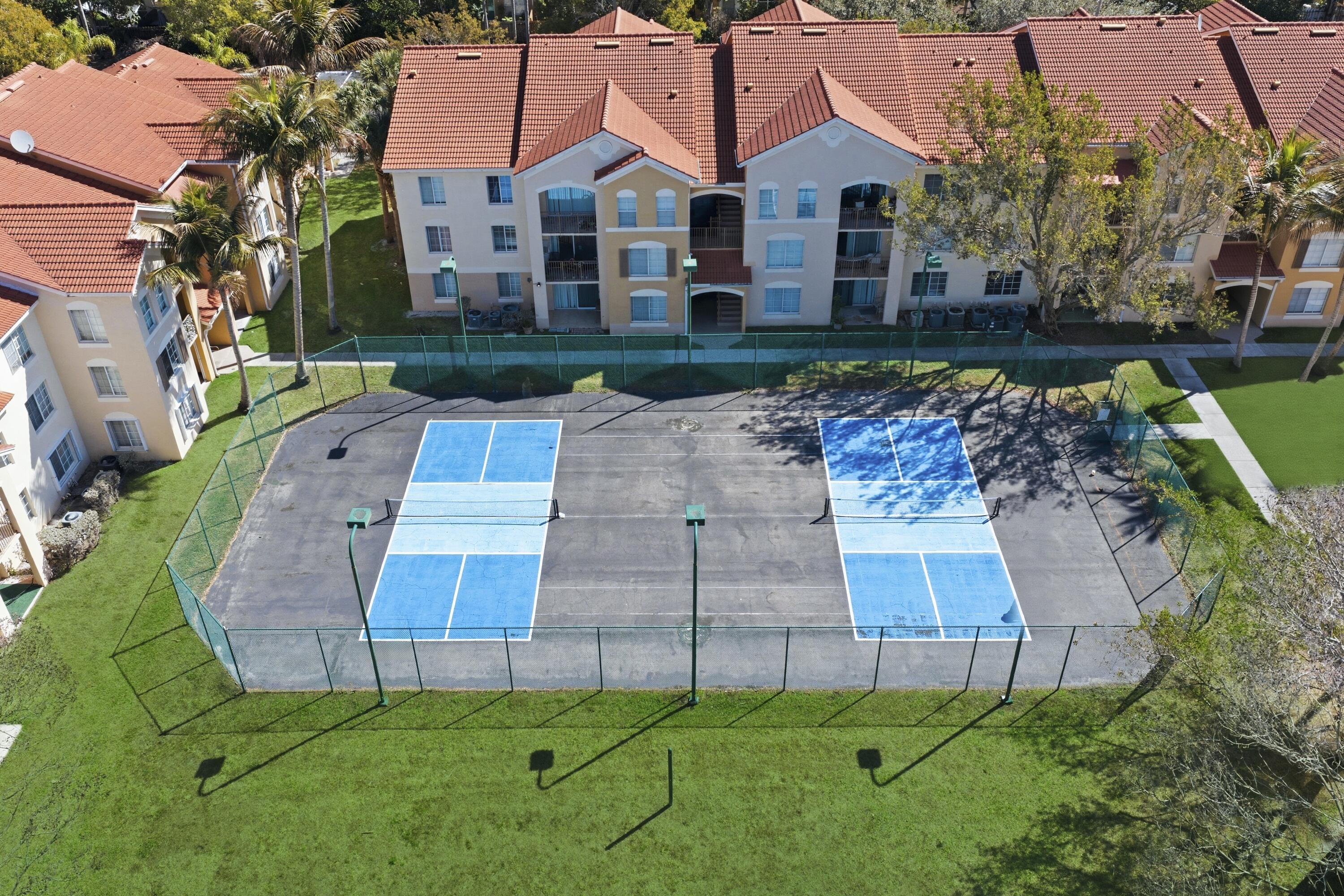 EMERALD ISLE AT LAGUNA LAKES CONDO - Residential