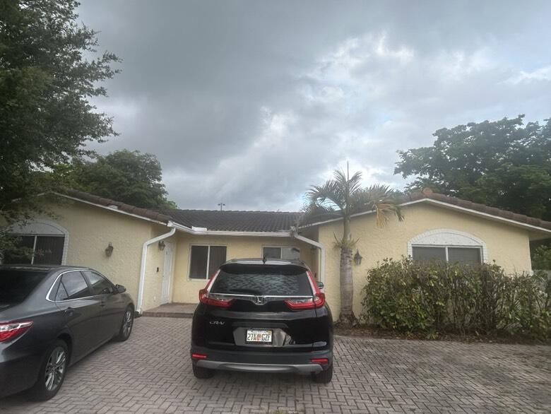 GOOD SIZE 1/2 DUPLEX FOR SALE WITH 3 BEDROOMS AND 2 BATHROOMS CONVENIENTLY LOCATED IN THE CITY OF CORAL SPRINGS NEAR MAJOR ROADS. MINUTES FROM CORAL SPRINGS MALL, SHOPPING CENTERS, RESTAURANTS ETC. THIS PROPERTY IS UPDATED WITH NEW KITCHEN, NEW BATHROOMS. A LARGE FAMILY ROOM AND LAUNDRY ROOM. THIS IS A GREAT OPPORTUNITY FOR FIRST TIME HOME BUYERS. PLEASE DO NOT MISS IT.   1/2 DUPLEX FOR SALE IN CORAL SPRINGS. CALL LISTING AGENT FOR ALL YOUR QUESTIONS ABOUT THE LISTING AND SHOWINGS INSTRUCTIONS.