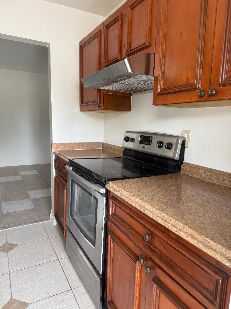 BOUTIQUE BUILDING LOCATED JUST OFF FEDERAL AND ATLANTIC.  SECOND FLOOR WALK-UP, CORNER UNIT.  GREAT LOCATION CLOSE TO RESTAURANTS, SHOPS AND BEACH! TILE FLOORS, UPDATED KITCHEN AND BATH.  QUICK MOVE-IN!