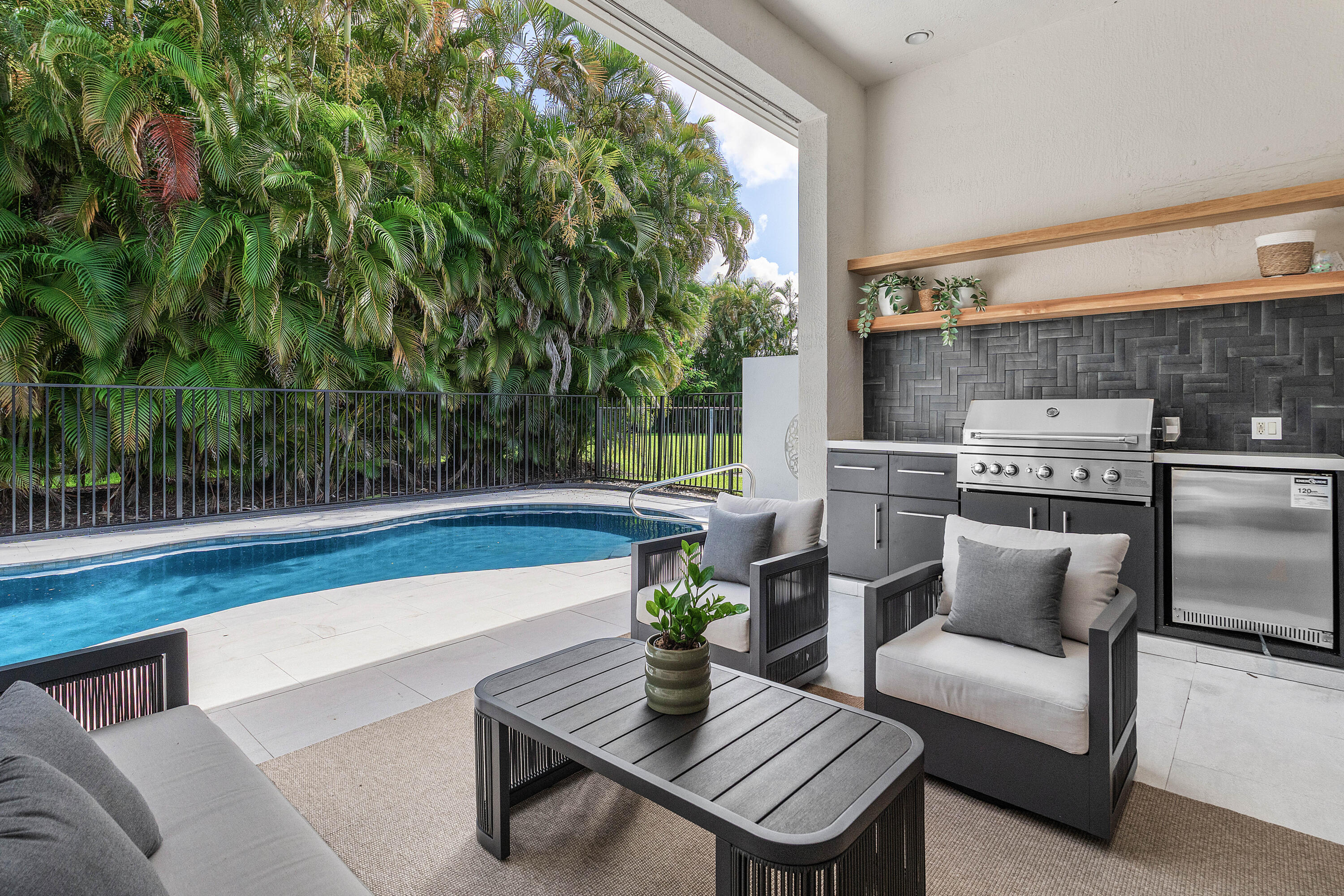 MIZNER COUNTRY CLUB - Residential