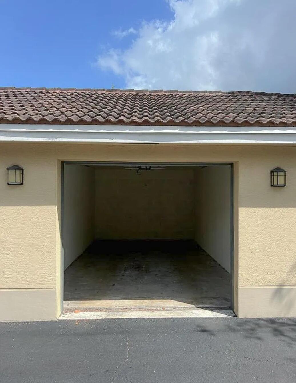 VILLAS AT EMERALD DUNES CONDO - Residential