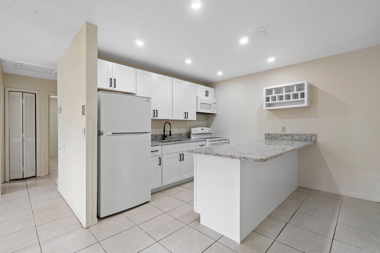 ROYAL PALM ESTATES 3 - Residential Lease