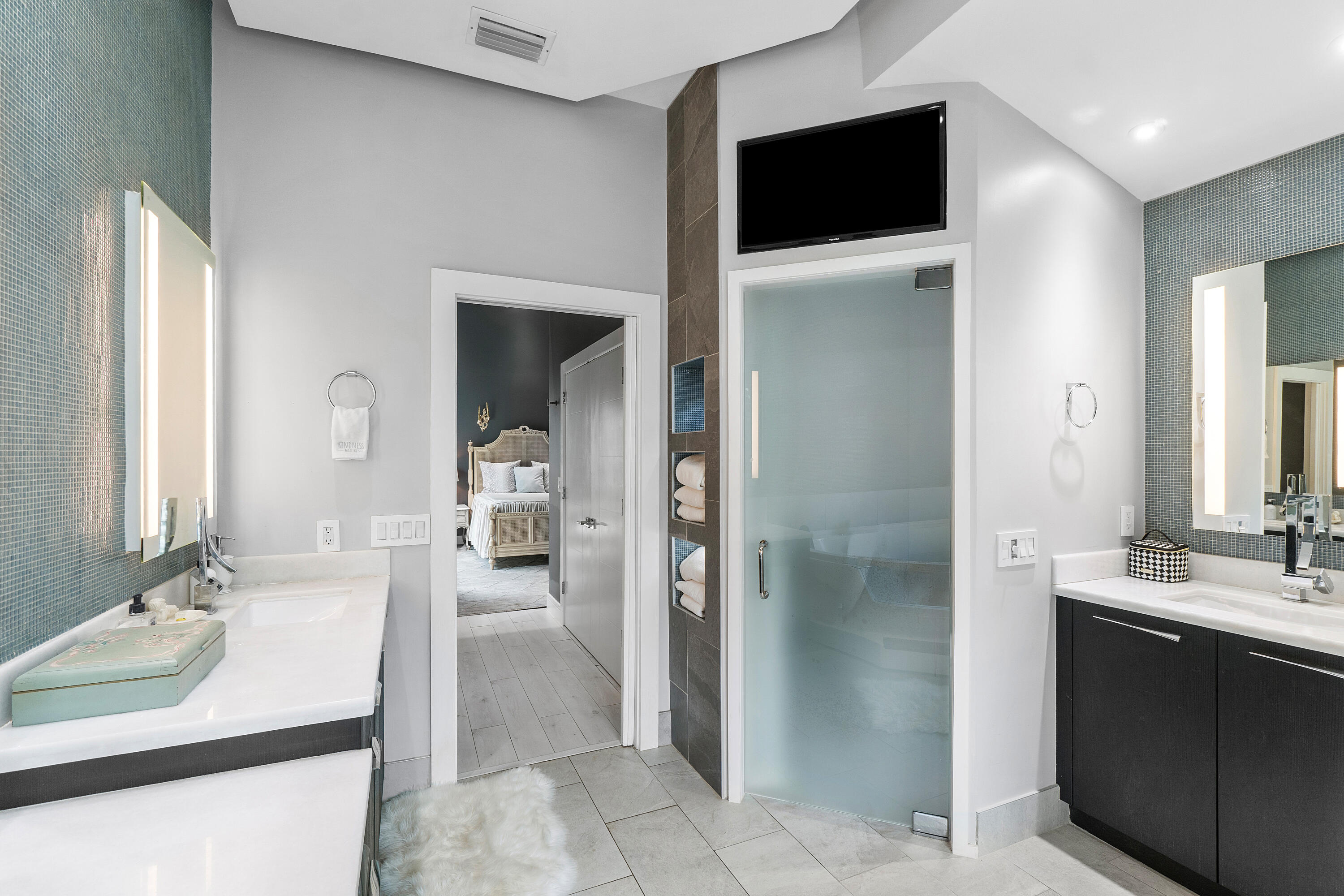 LAUREL POINTE - Residential