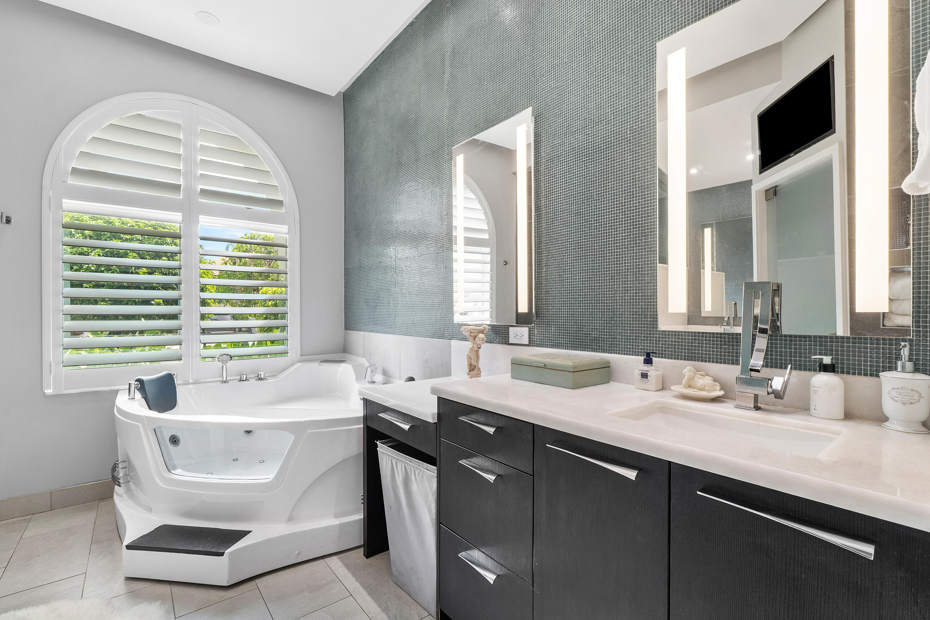 LAUREL POINTE - Residential