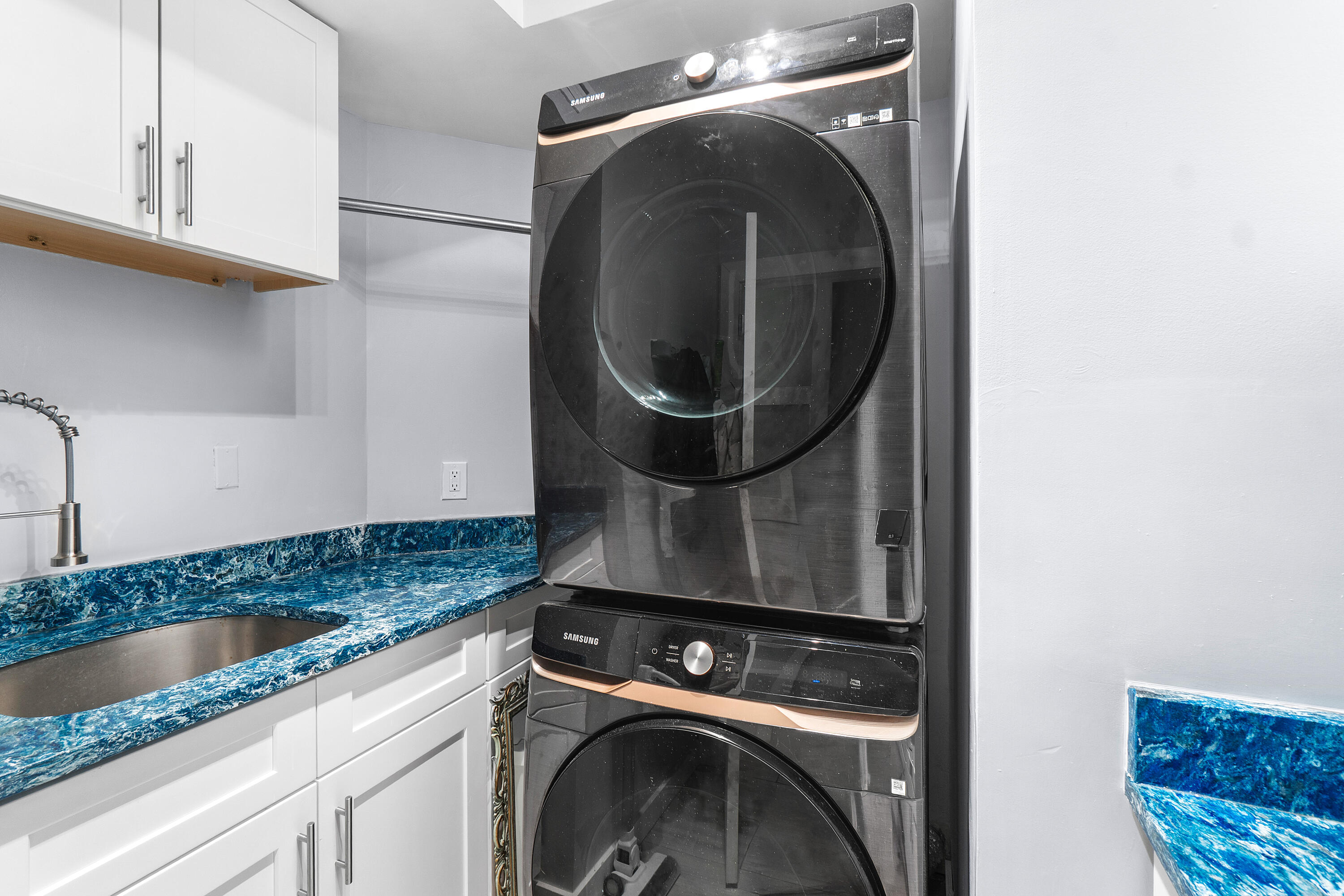 LAUREL POINTE - Residential