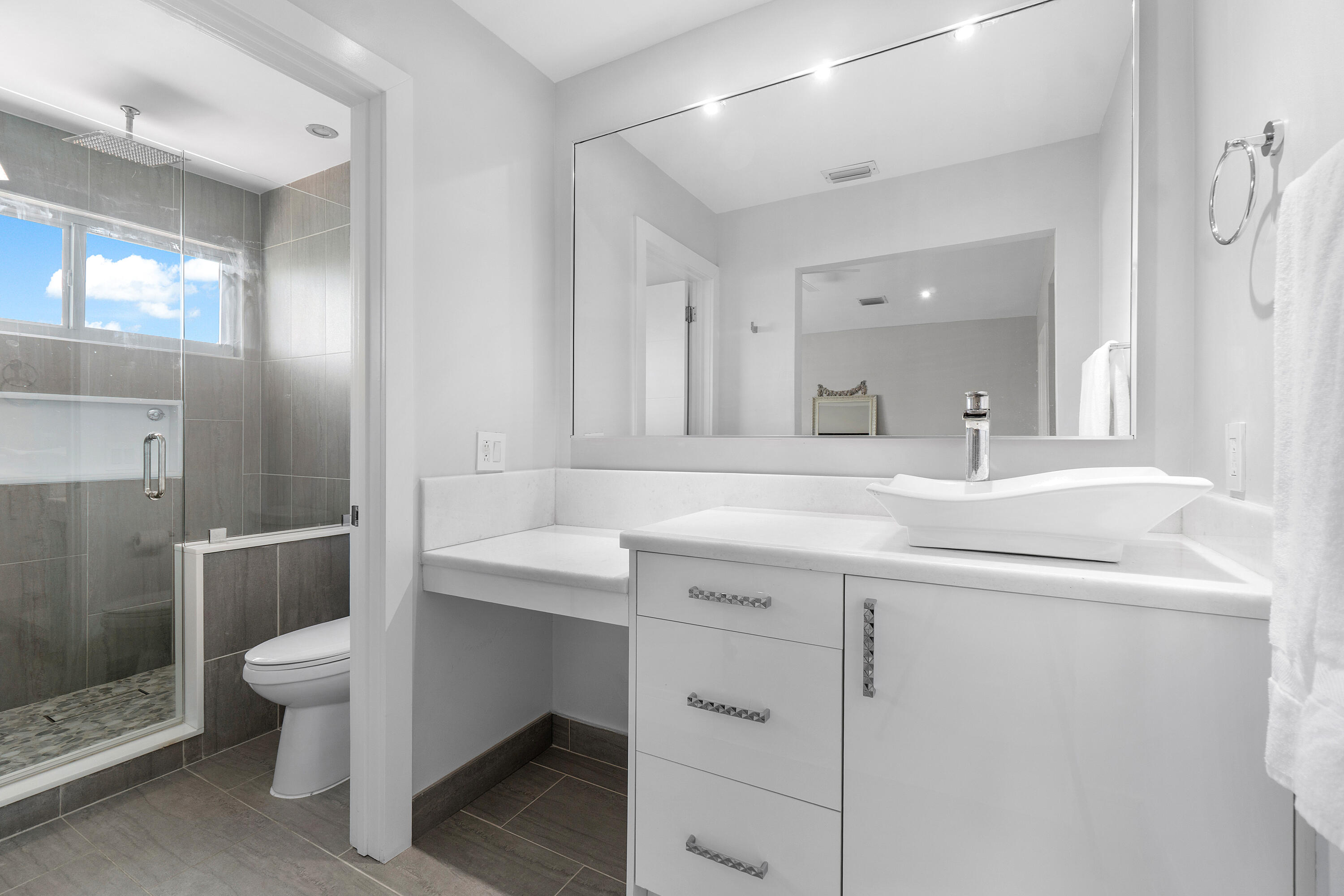 LAUREL POINTE - Residential