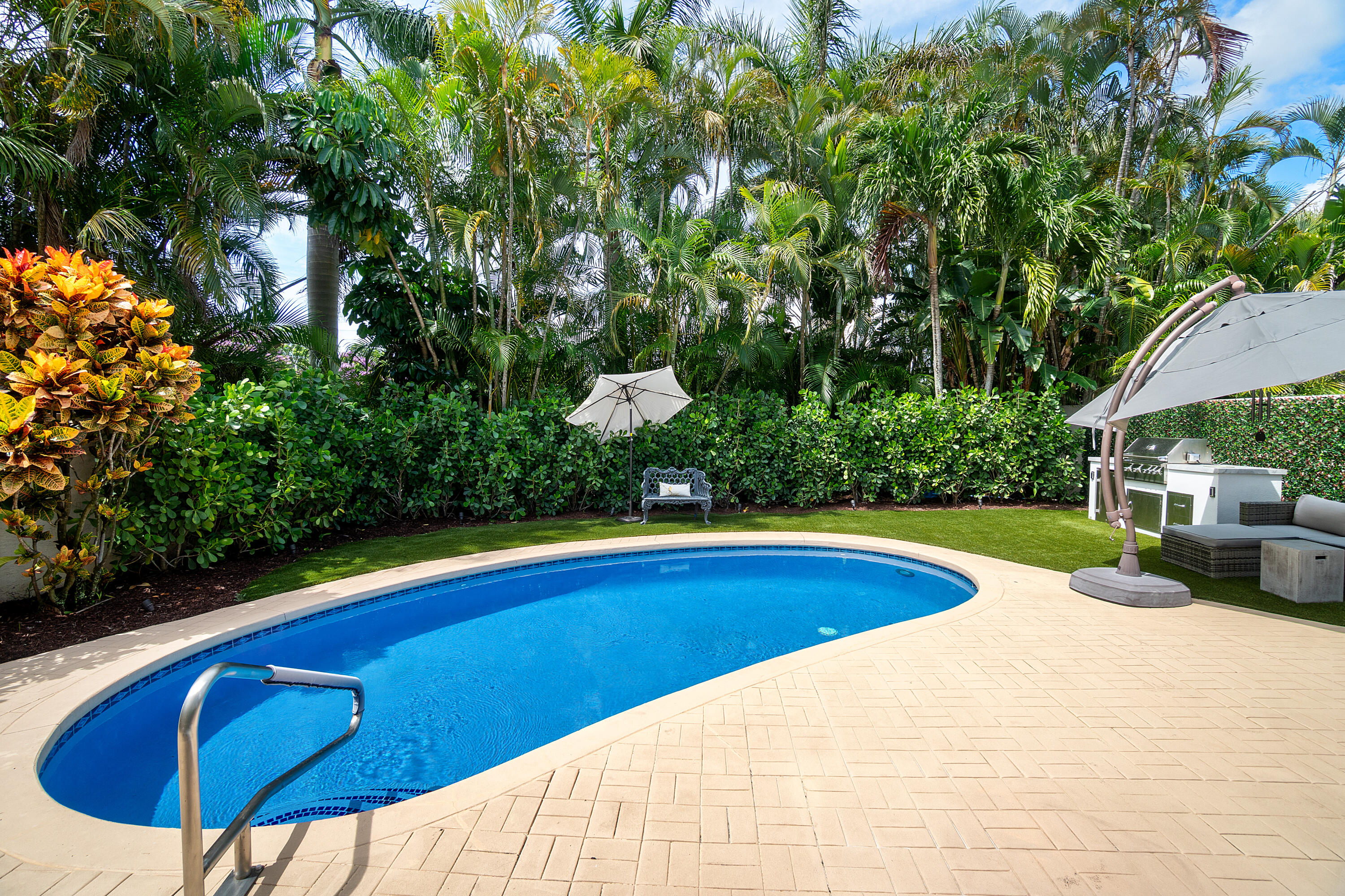 LAUREL POINTE - Residential