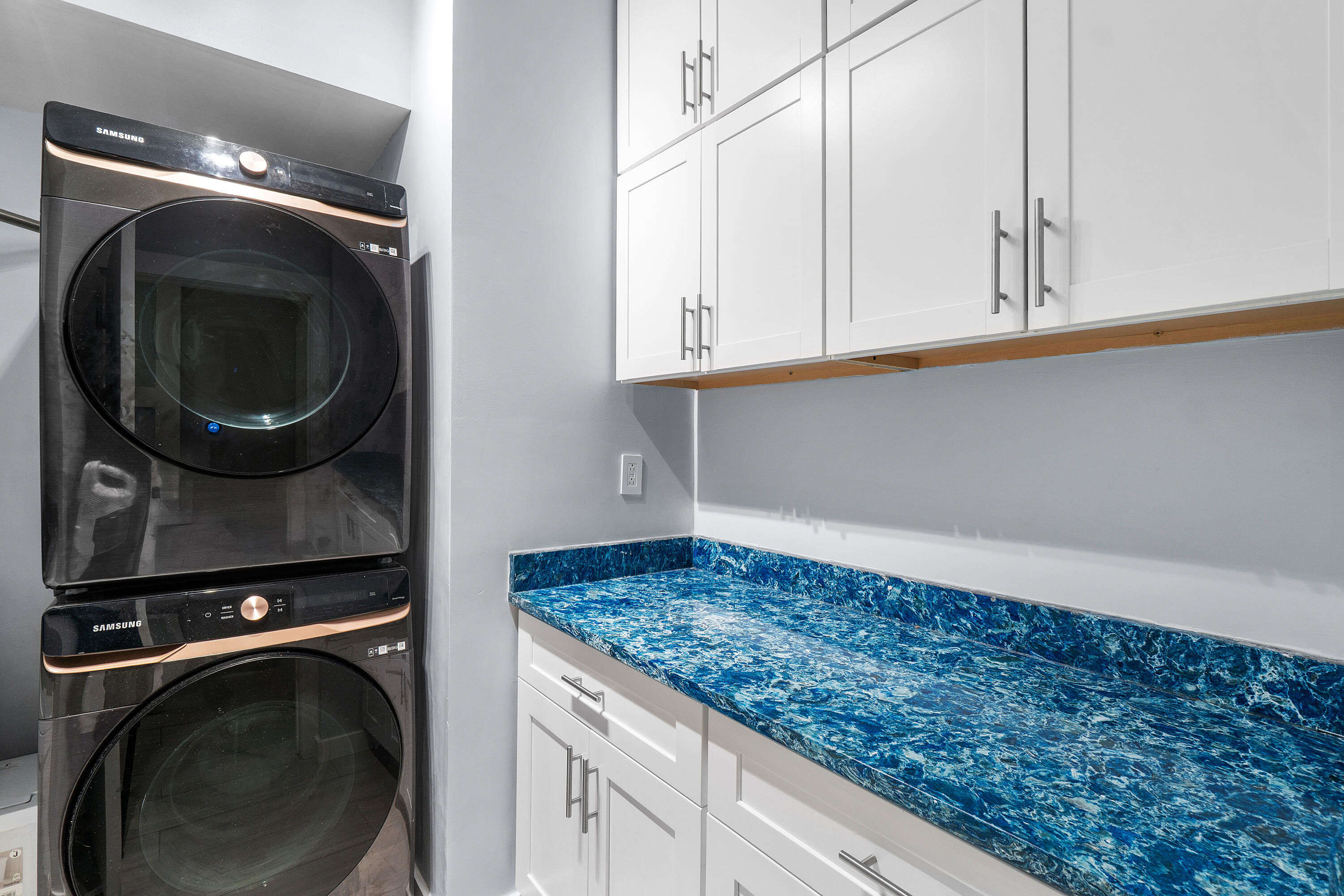 LAUREL POINTE - Residential