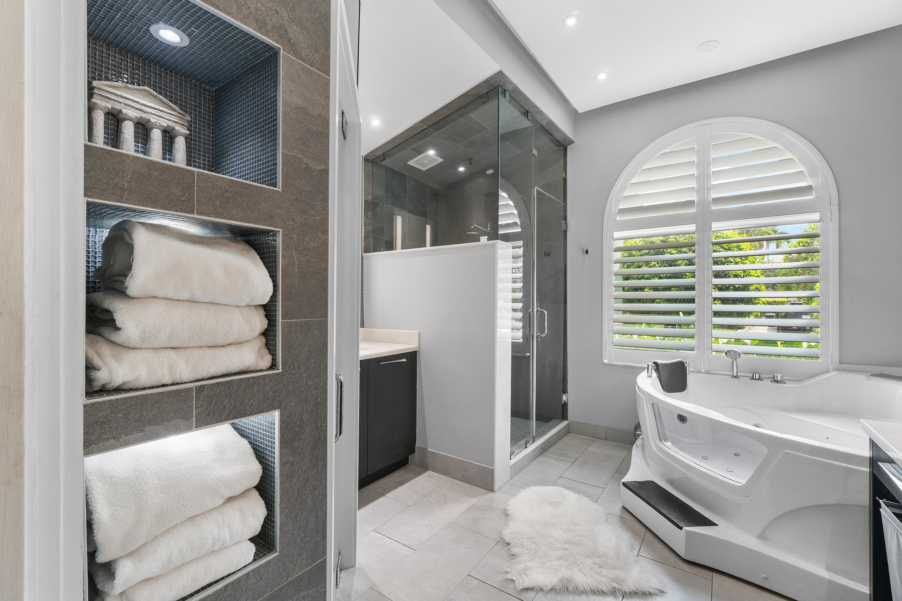 LAUREL POINTE - Residential