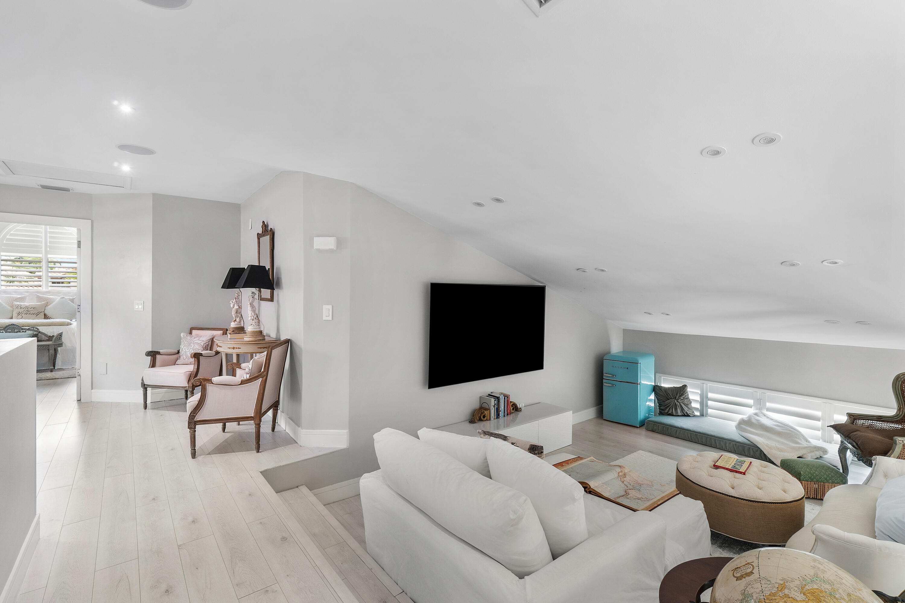 LAUREL POINTE - Residential